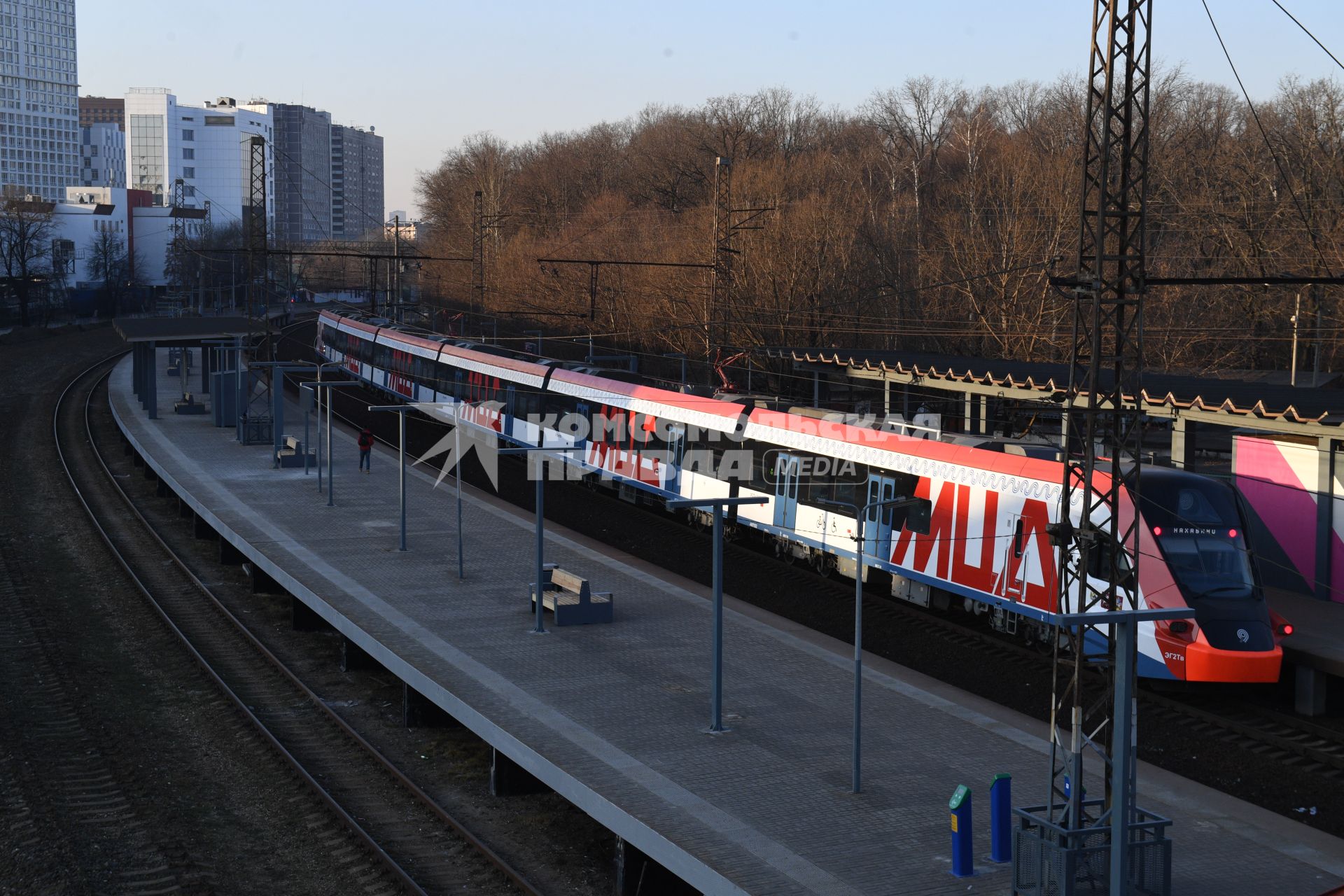 Москва.  Поезд  `Иволга` Московского центрального диаметра на  одной из станций.