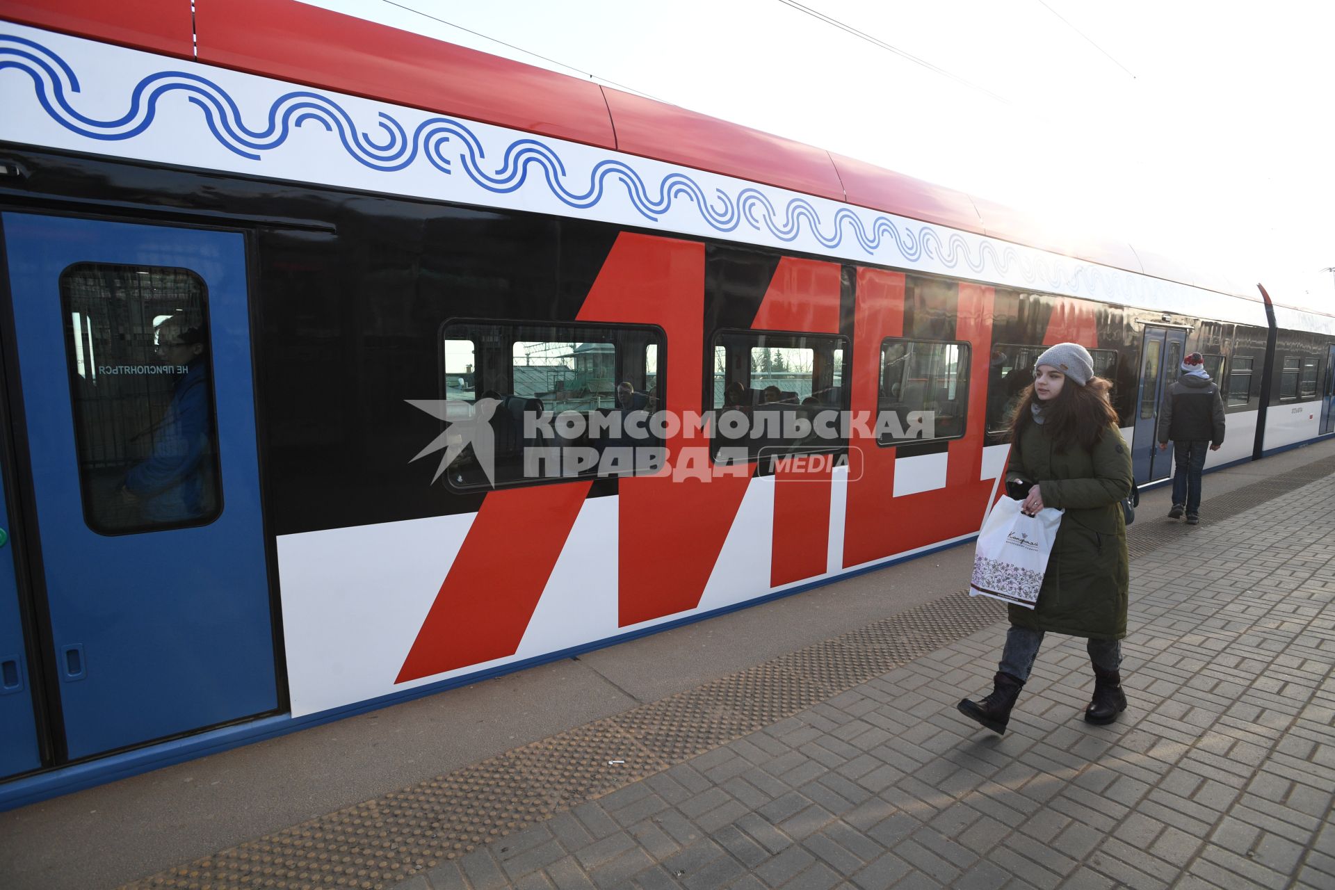 Москва.  Поезд  `Иволга` Московского центрального диаметра на  одной из станций.