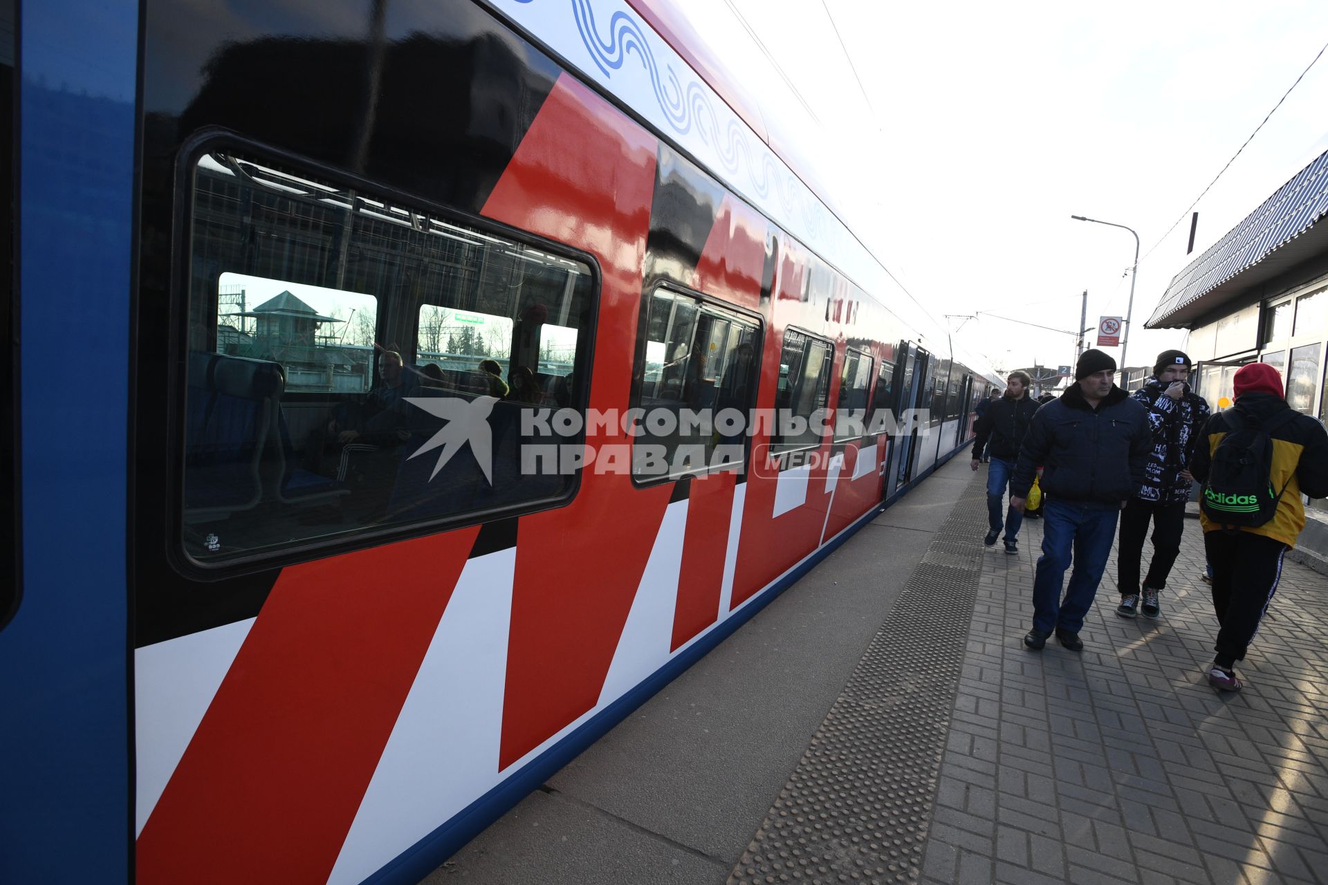 Москва.  Поезд  `Иволга` Московского центрального диаметра на  одной из станций.