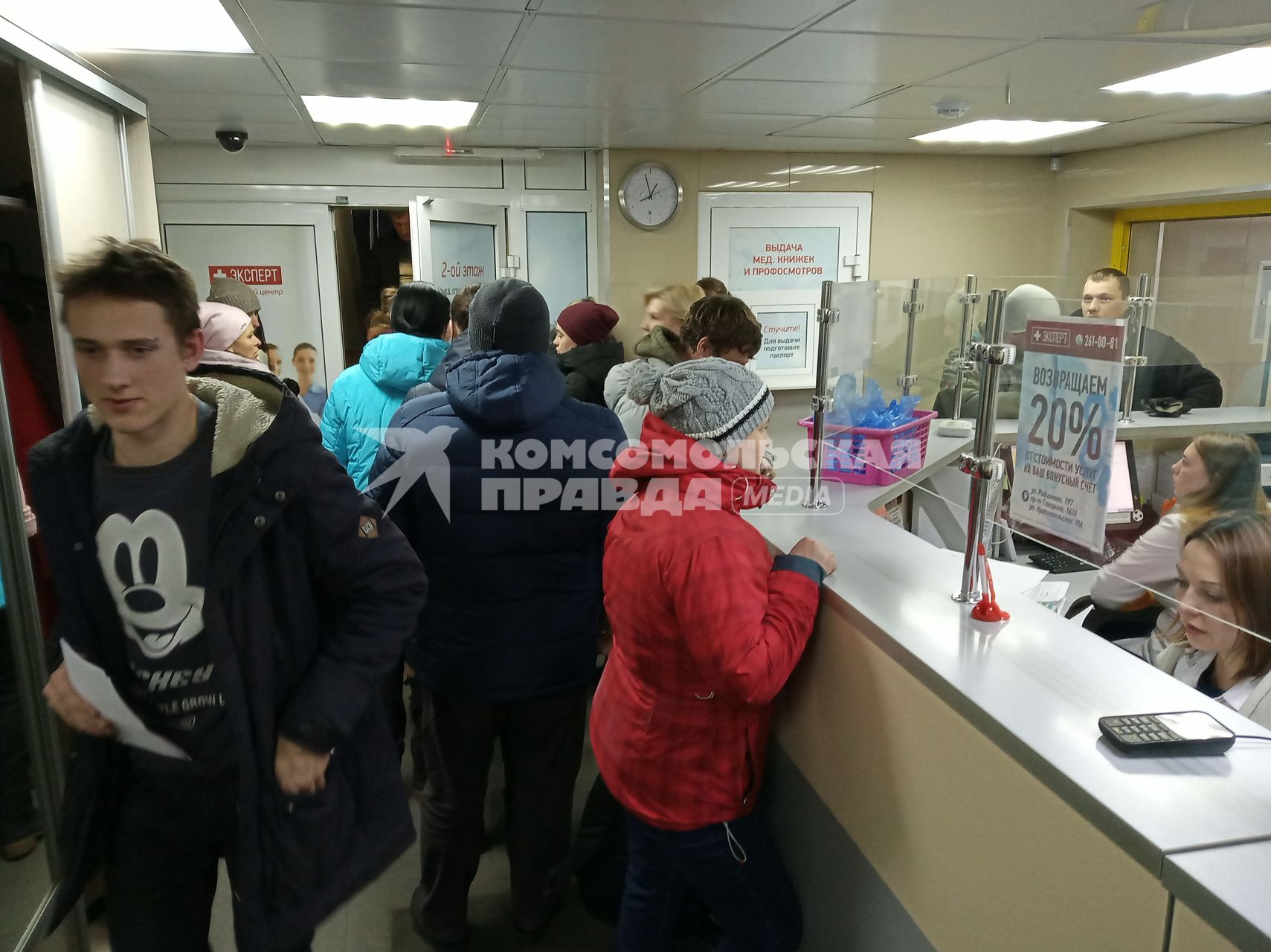 Нижний Новгород. Люди стоят в очереди за медицинскими справками для водительских прав.