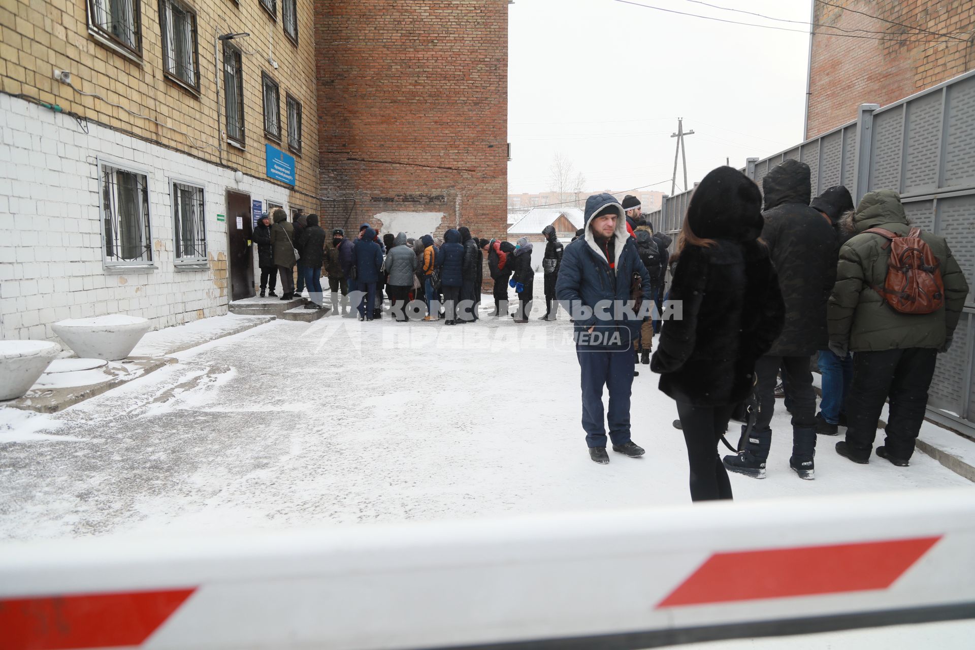 Красноярск.  Люди стоят в очереди за медицинскими справками для водительских прав.