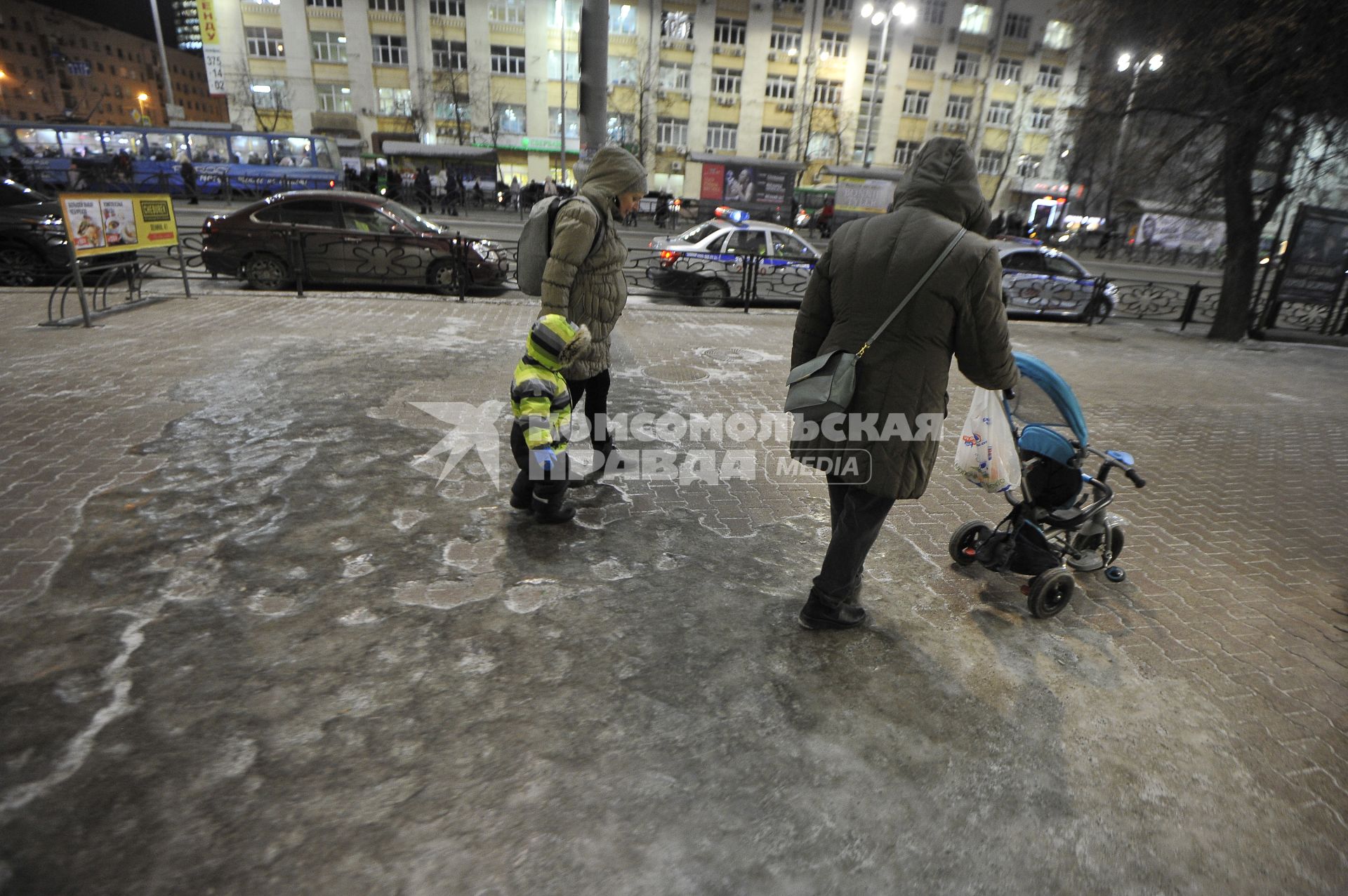 Екатеринбург. Люди осторожно идут по наледи