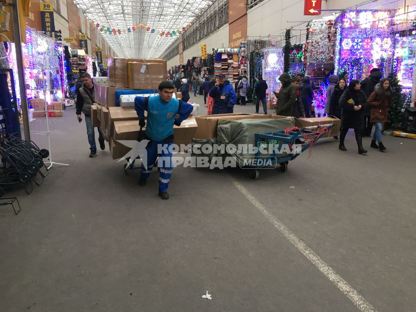 Москва.   Торговый комплекс `Садовод` на 14-м километре МКАД.