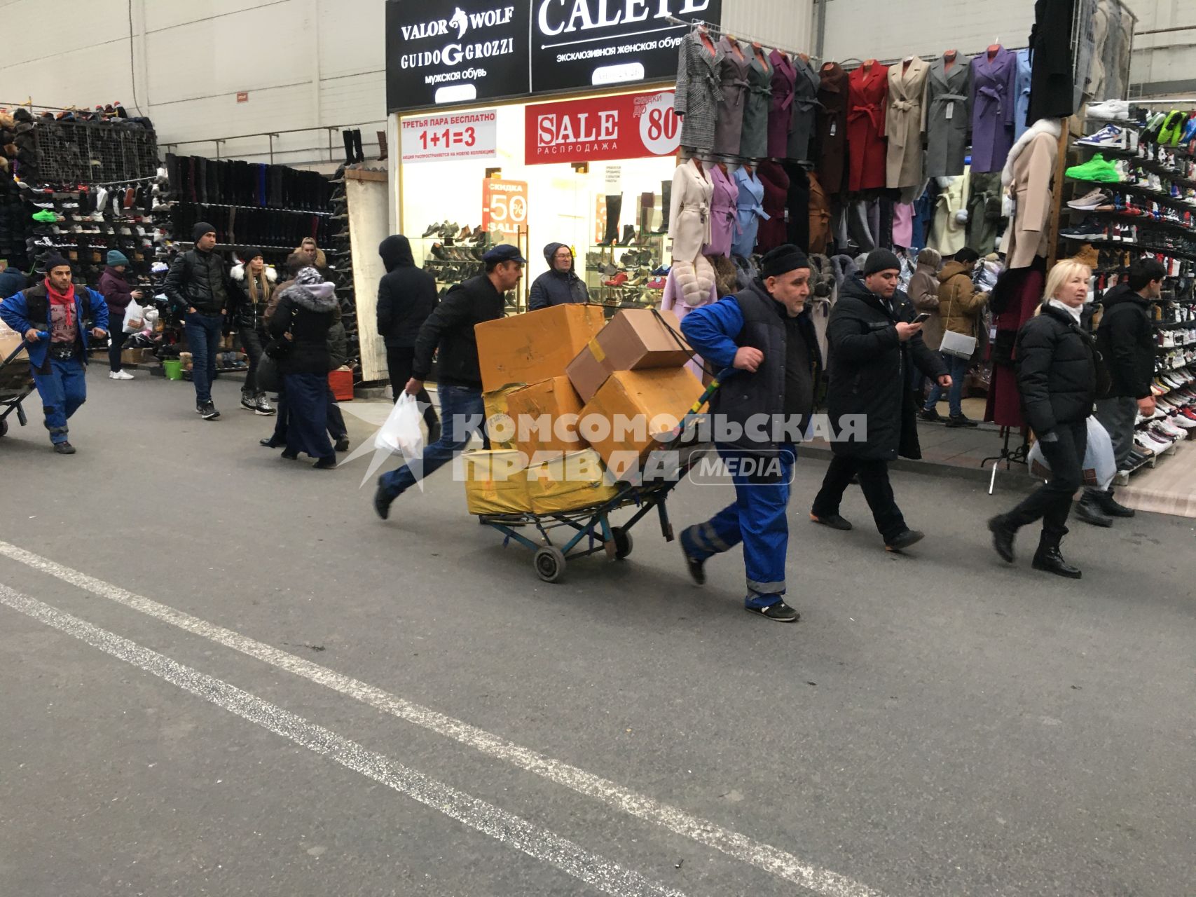 Москва.   Торговый комплекс `Садовод` на 14-м километре МКАД.