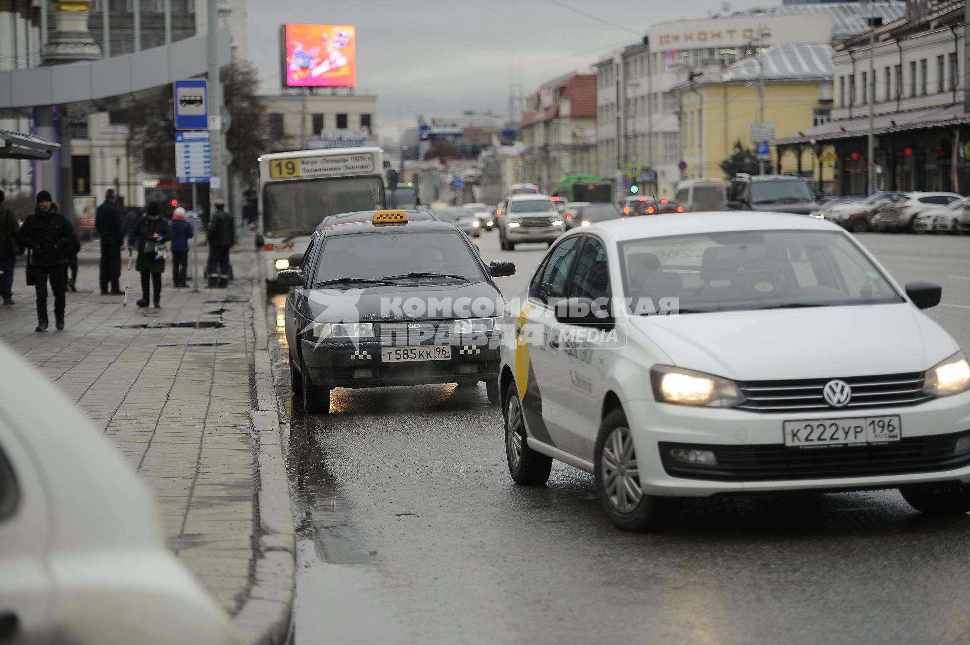 Екатеринбург. МАшины такси у выхода из метро