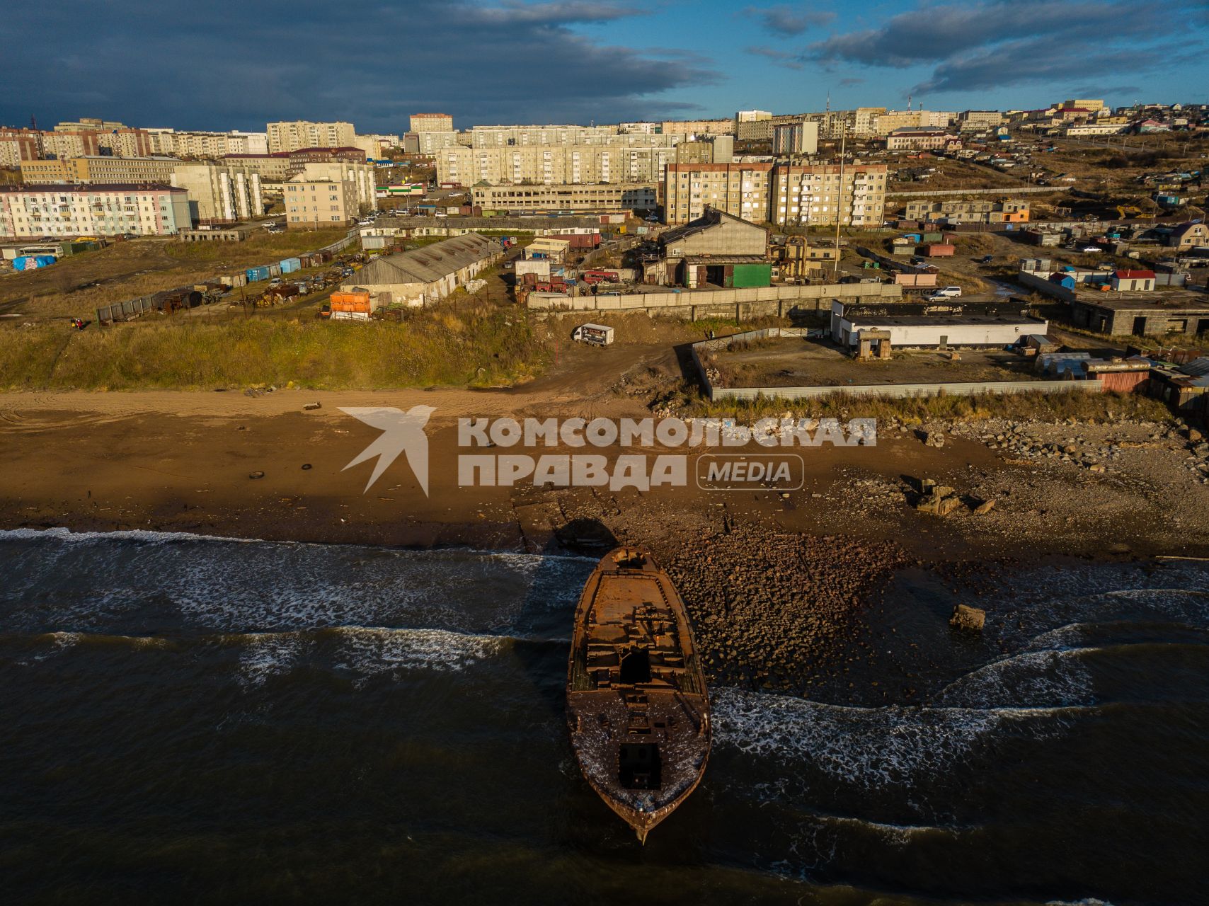 Магадан. Ржавые корабли на берегу моря.