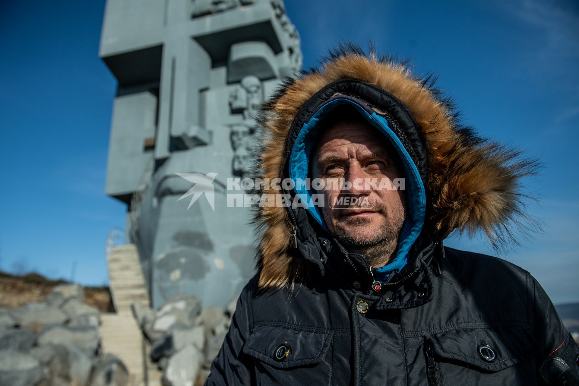 Магадан. Корреспондент `Комсомольской правды` Владимир Ворсобин у мемориала `Маска Скорби`.