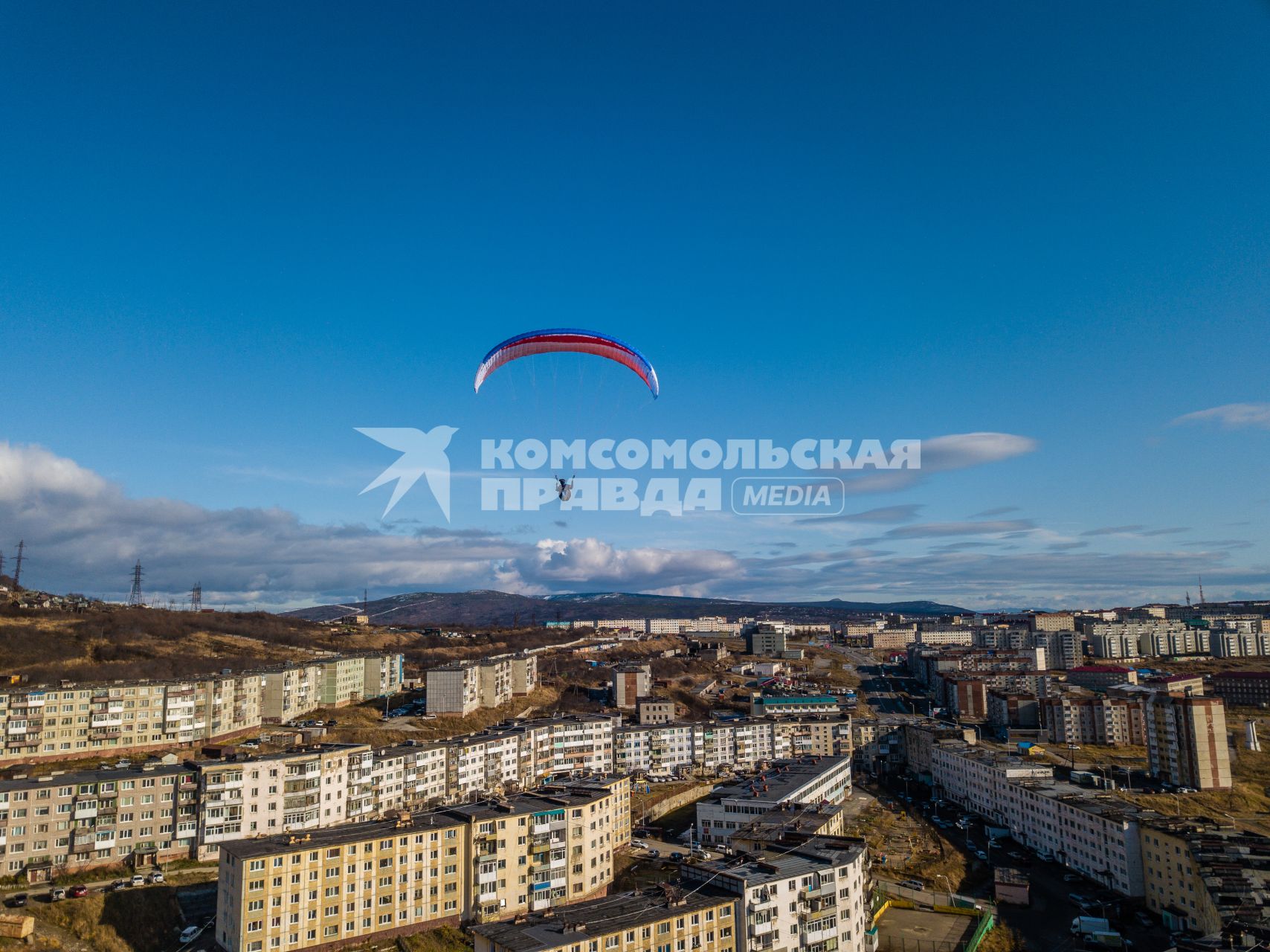 Магадан. Парапланерист над городом.