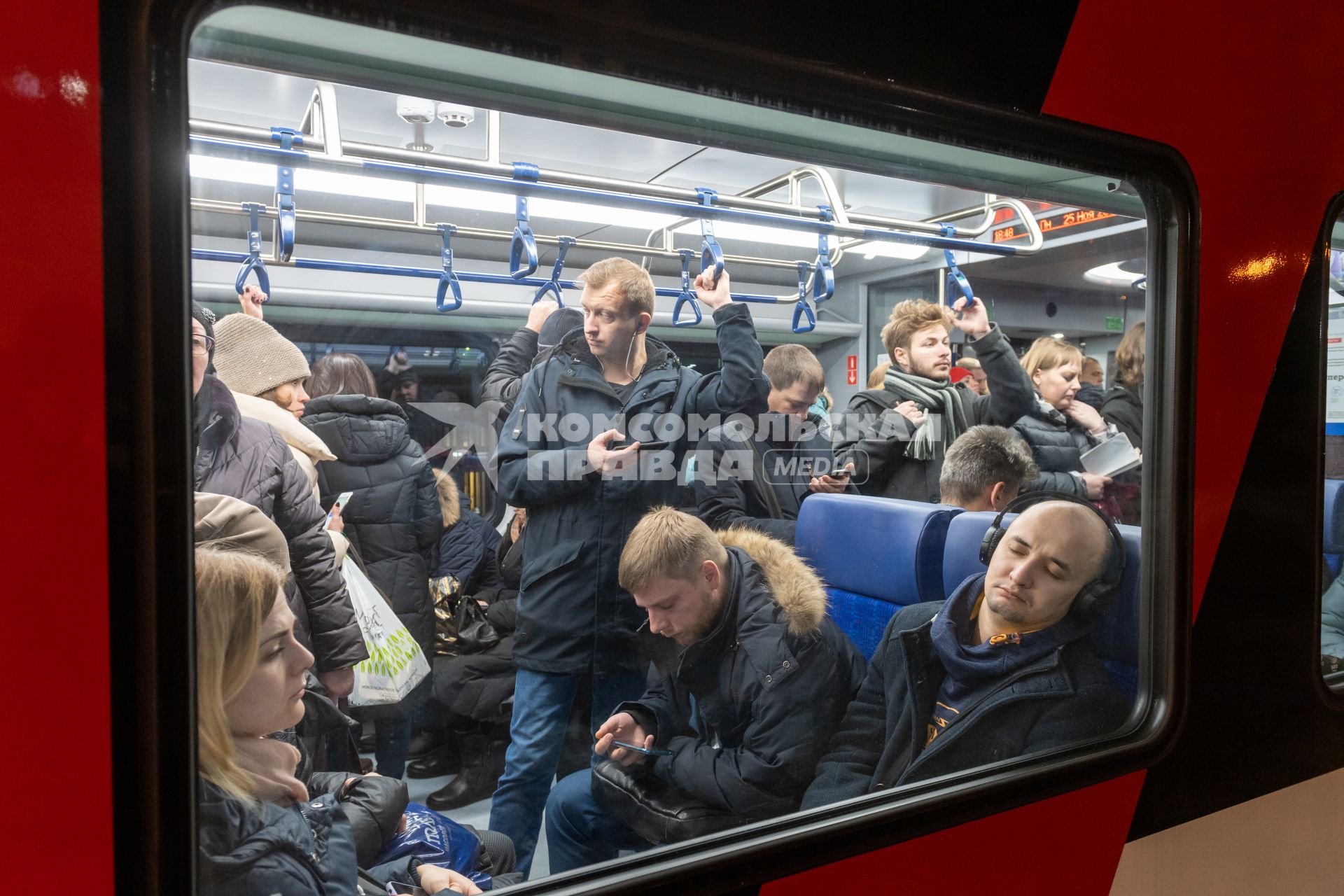 Москва. Пассажиры в поезде `Иволга`  Московского центрального диаметра.