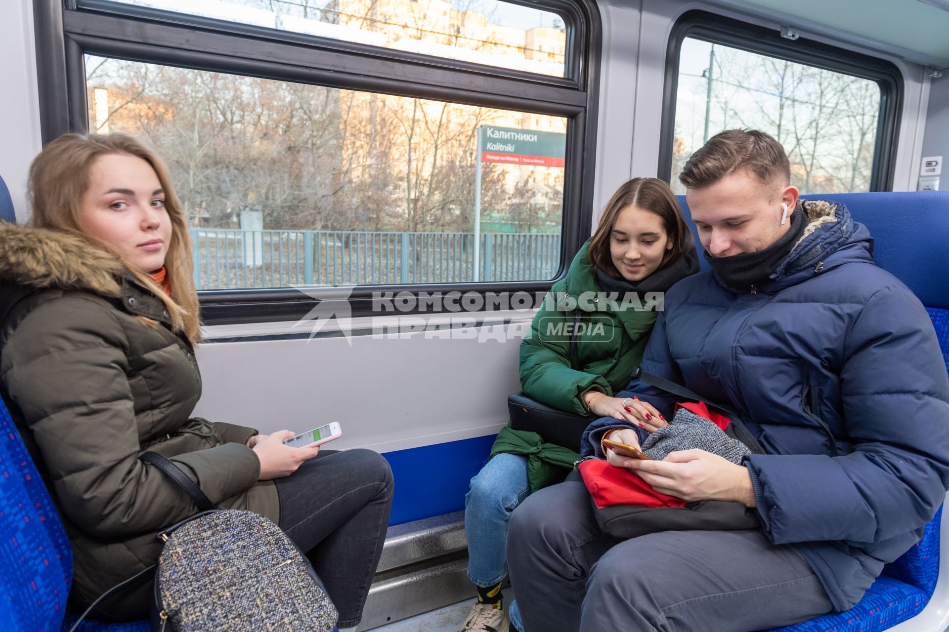 Москва. Пассажиры в поезде`Иволга`  Московского центрального диаметра.