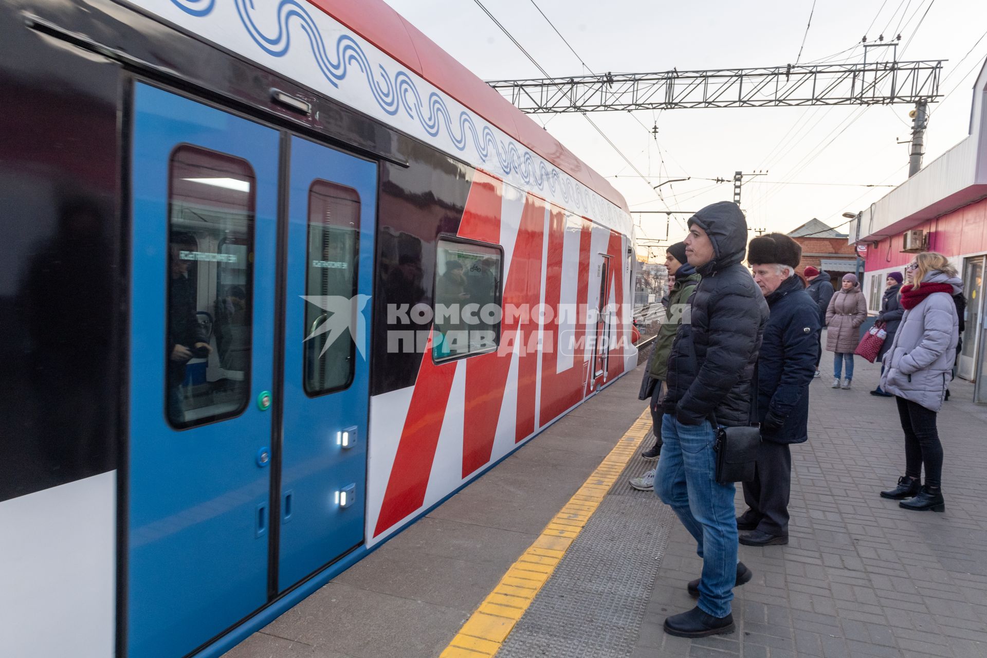 Москва. Пассажиры у поезда `Иволга` на платформе  одной из станций  Московского центрального диаметра.