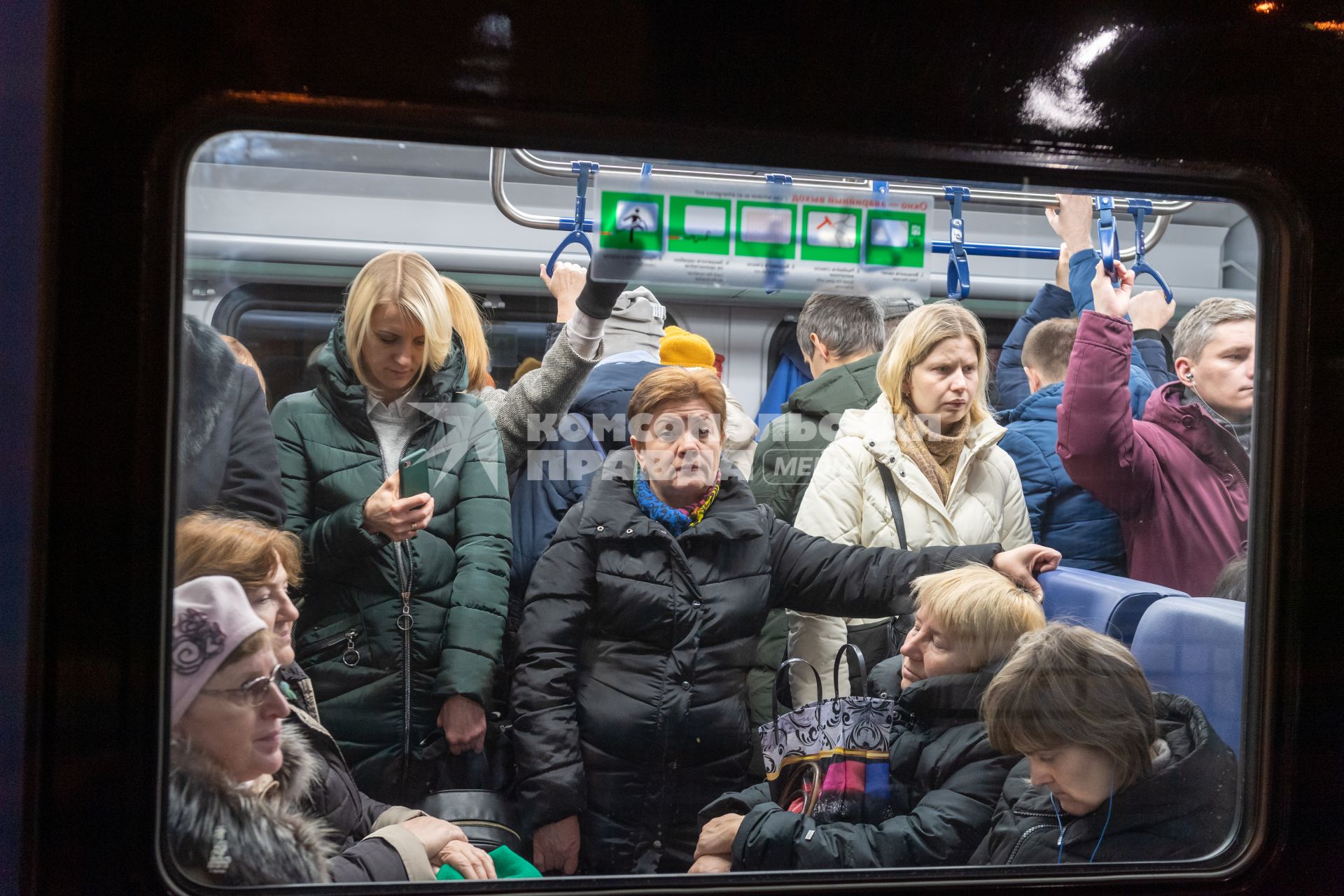 Москва. Пассажиры в поезде `Иволга`  Московского центрального диаметра.