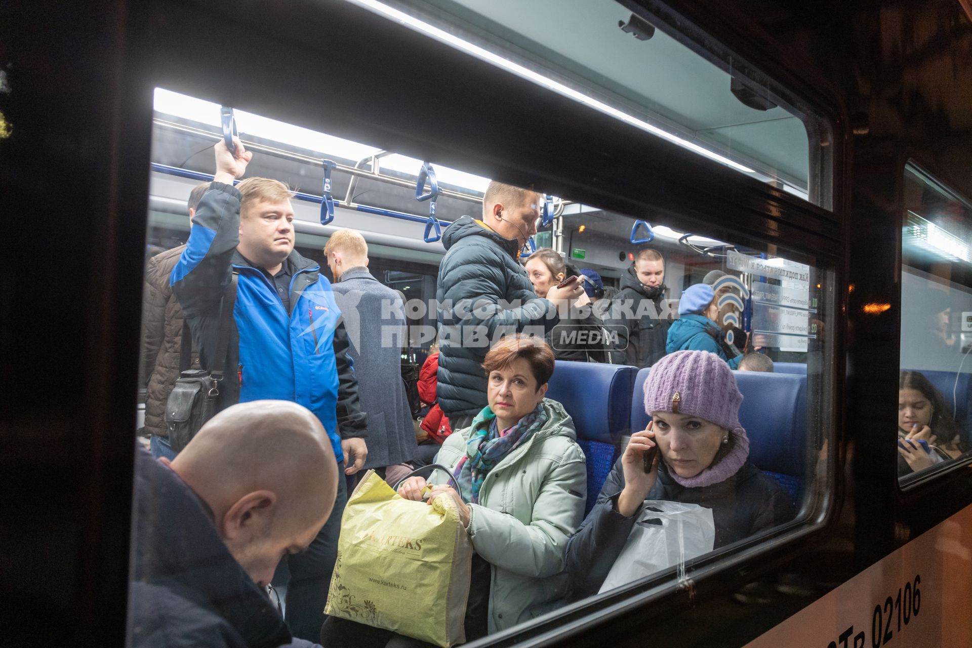 Москва. Пассажиры в поезде `Иволга`  Московского центрального диаметра.