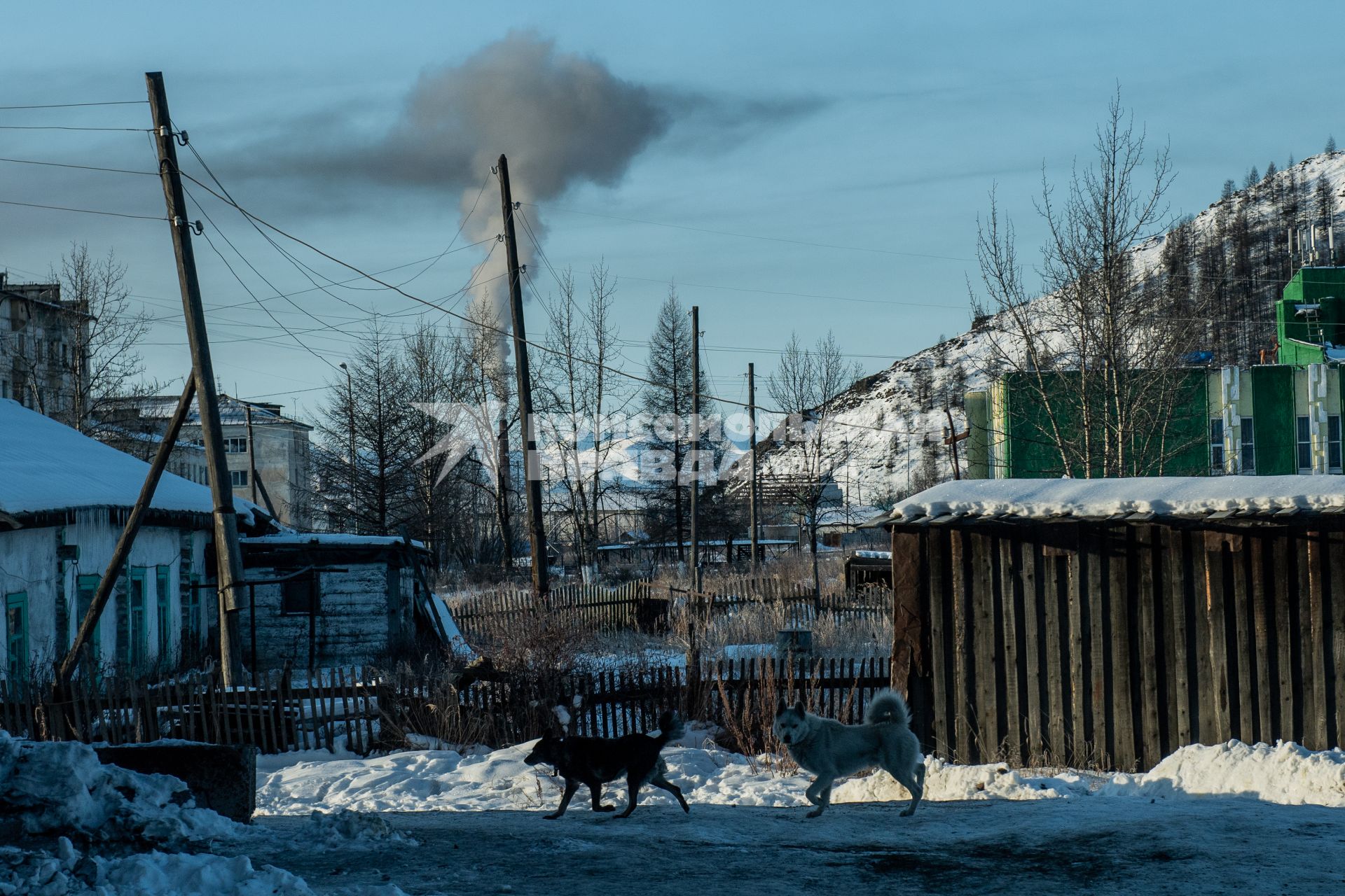 Магаданская область,  Усть-Омчуг. Дома на окраине города.