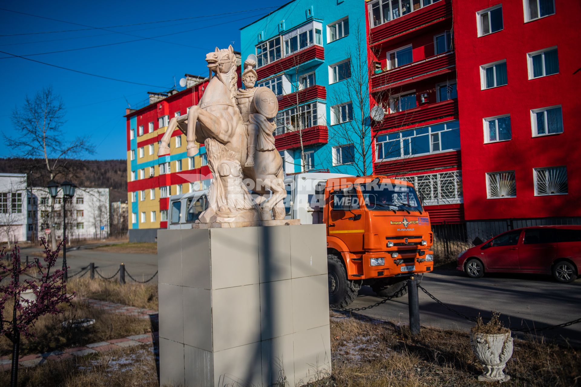 Магаданская область, Палатка. Ярко раскрашенные дома и декоративное оформление улиц.