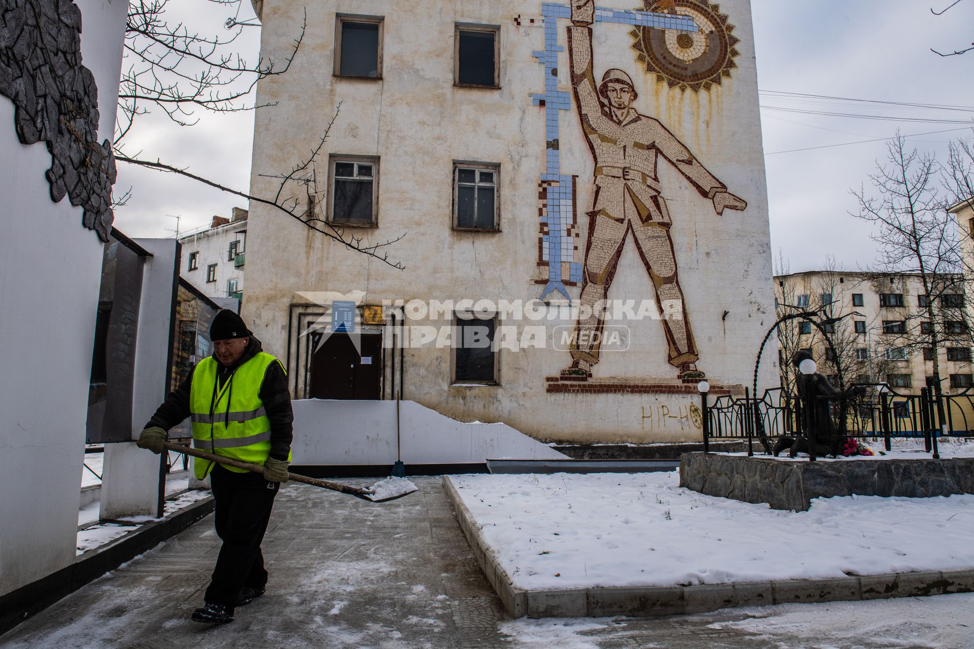 Магаданская область,  Усть-Омчуг.  Сотрудник коммунальных служб.