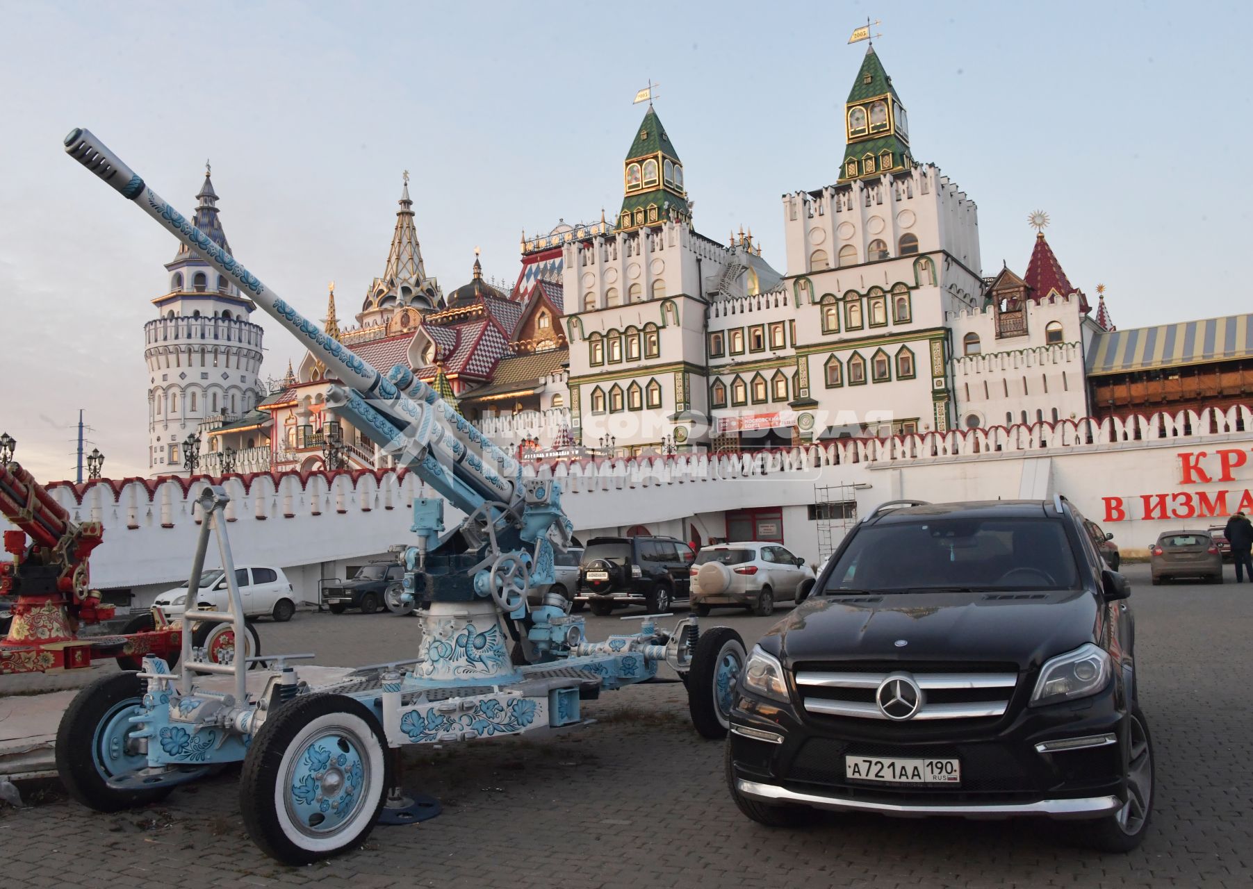 Москва. Зенитная пушка, расписанная под Гжель, у пешеходного моста, ведущего в Измайловский Кремль.