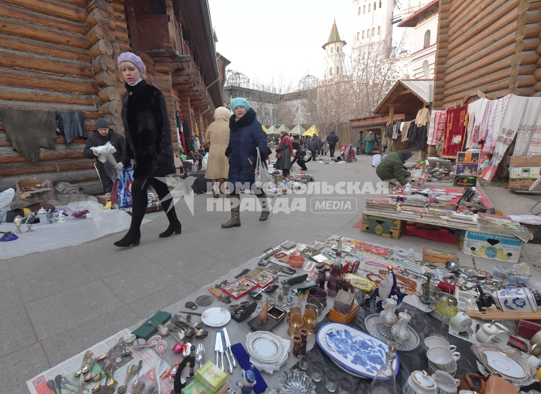 Москва. Торговля старыми предметами быта на `Блошином рынке` на территории Измайловского вернисажа.