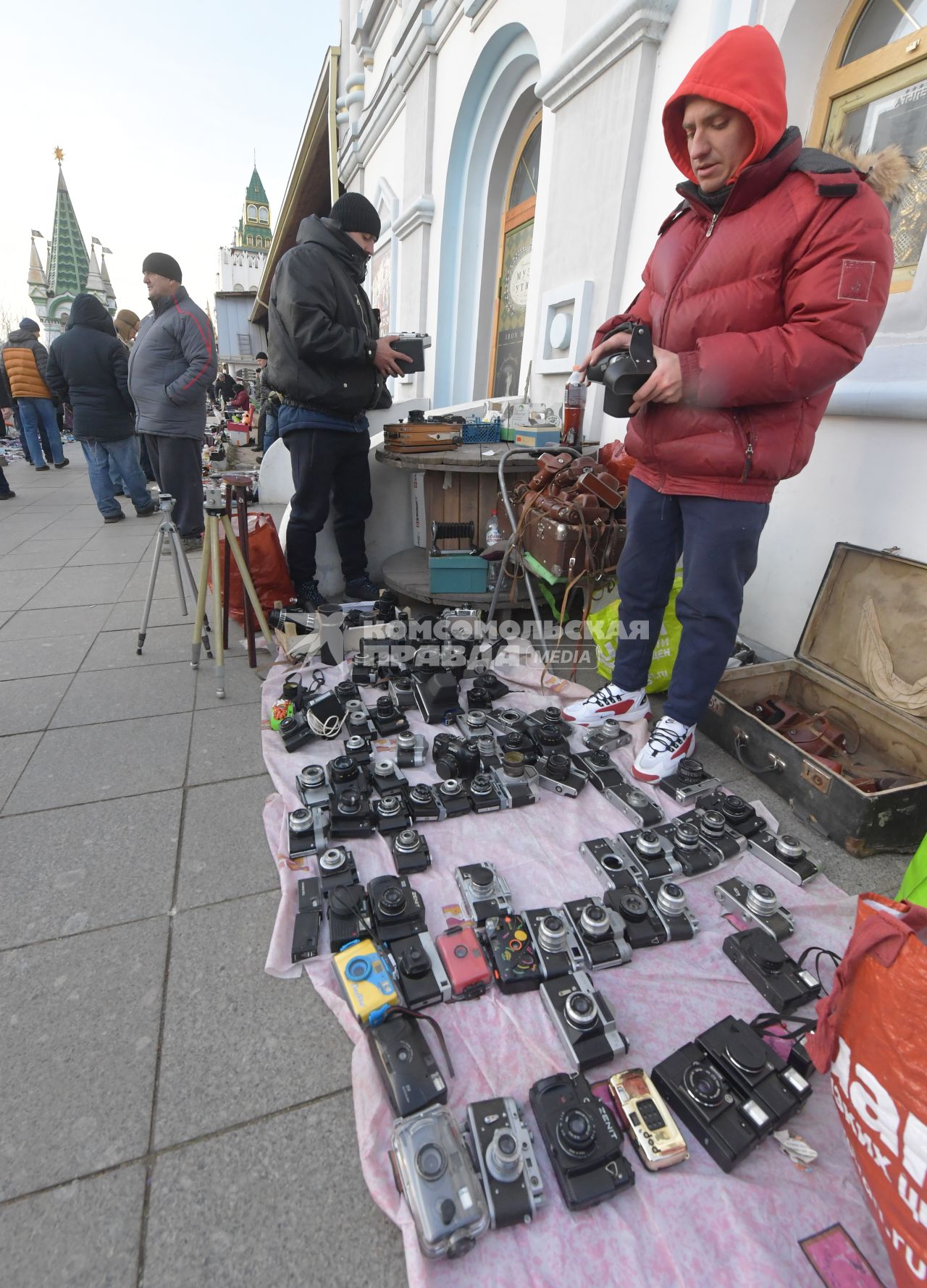 Москва. Торговля старыми предметами быта на `Блошином рынке` на территории Измайловского вернисажа.