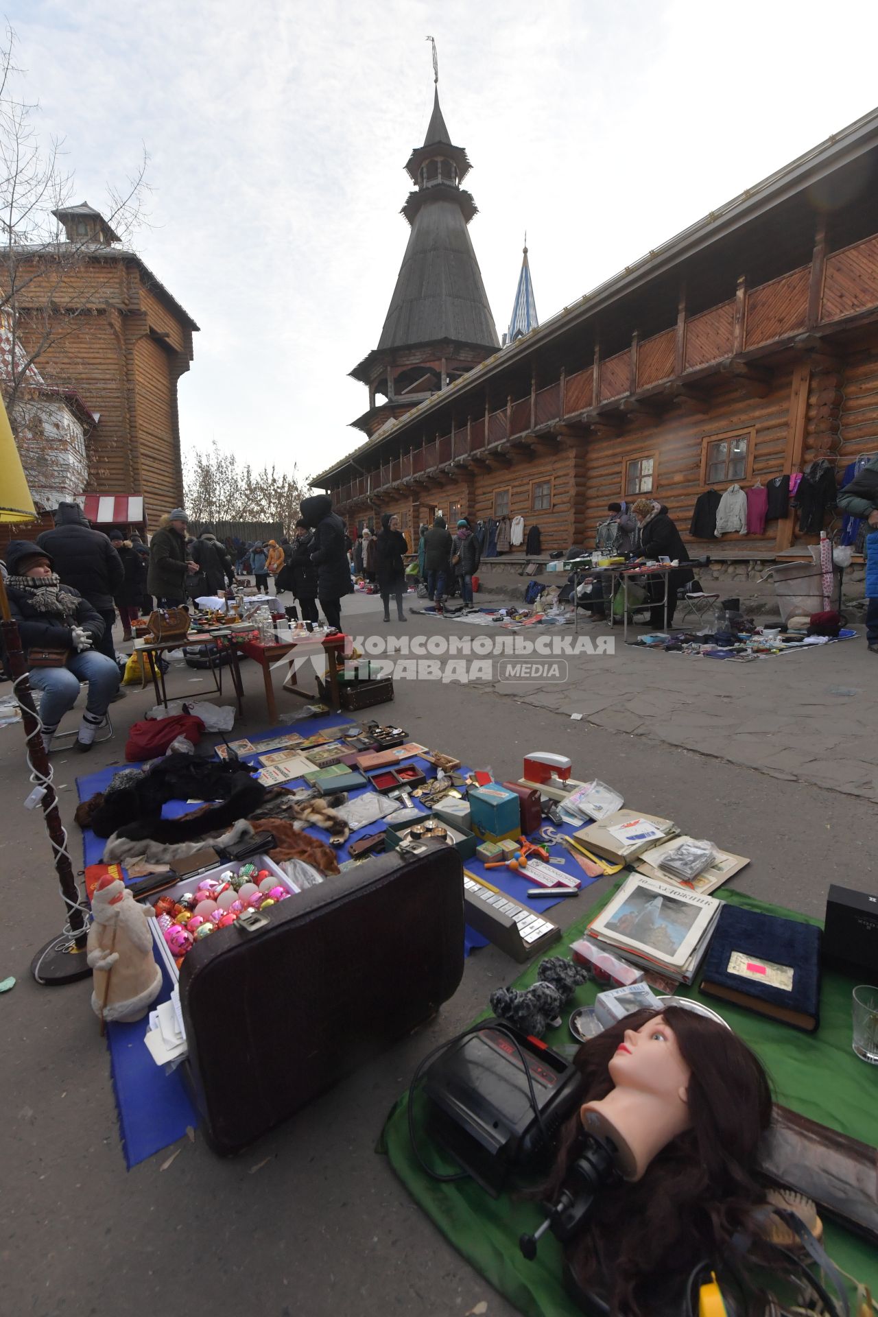 Москва. Торговля старыми предметами быта на `Блошином рынке` на территории Измайловского вернисажа.