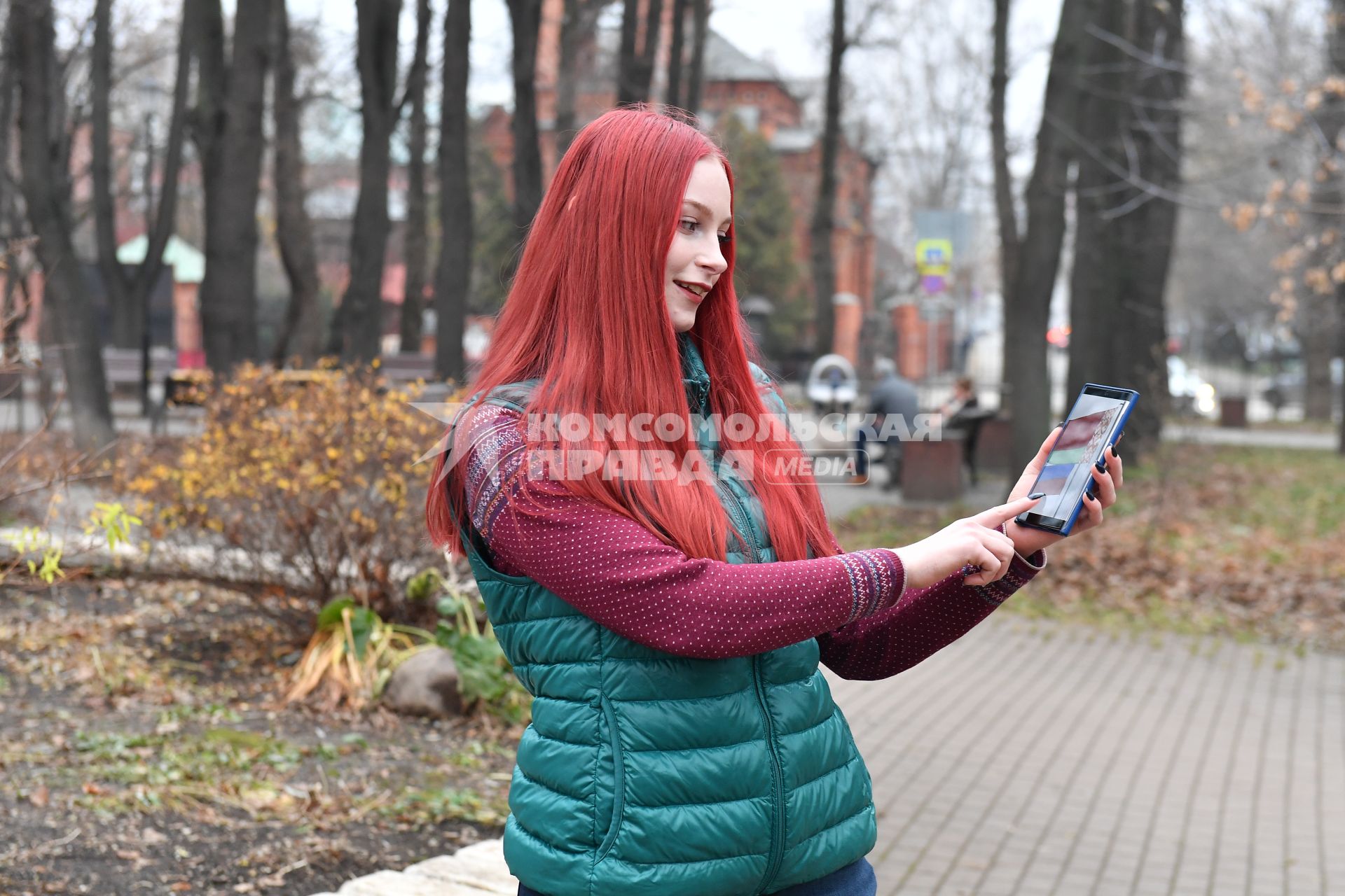 Москва.  Девушка с мобильным телефоном.