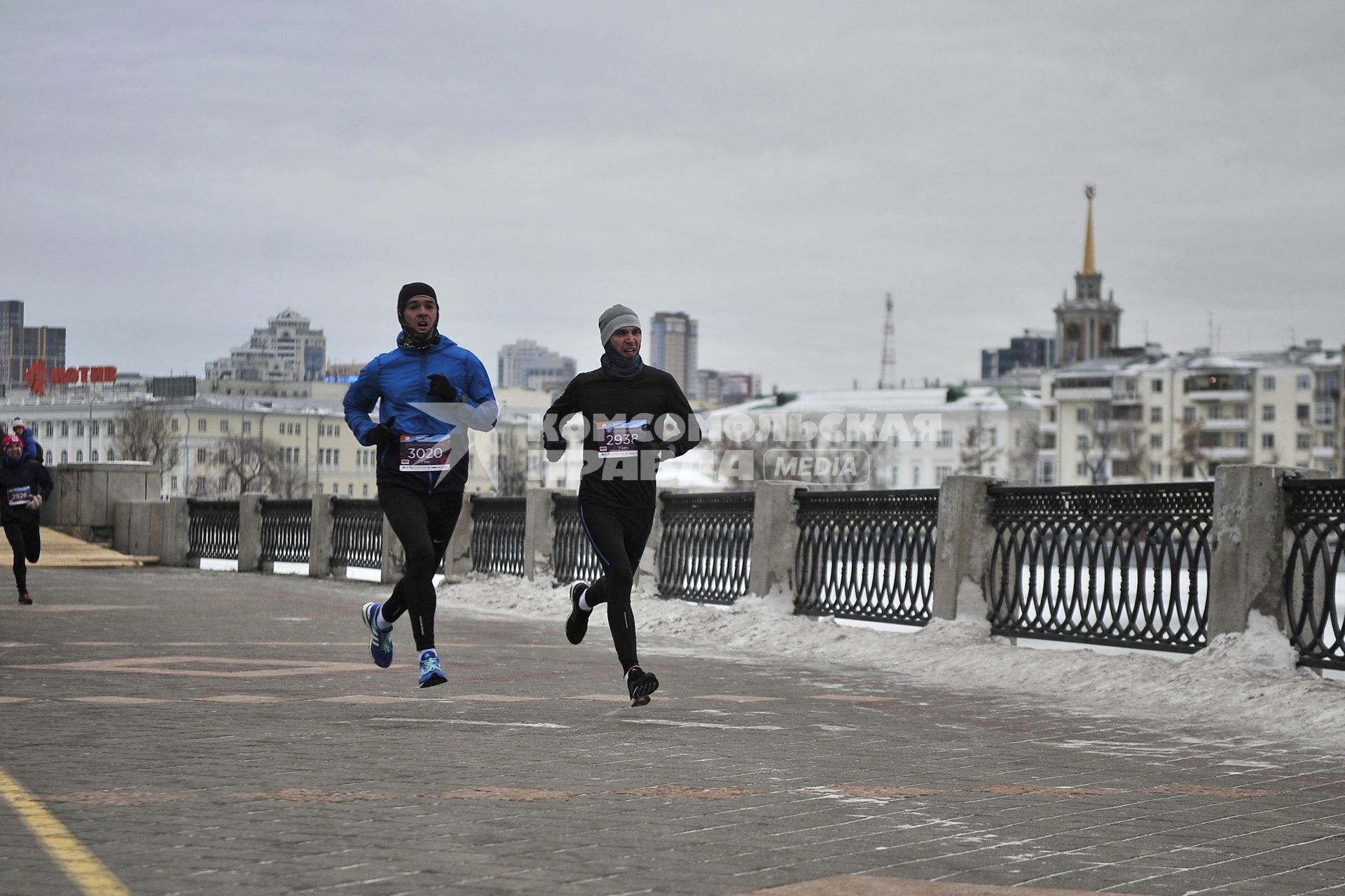 Екатеринбург. Участники VI зимнего полумарафона во время забега