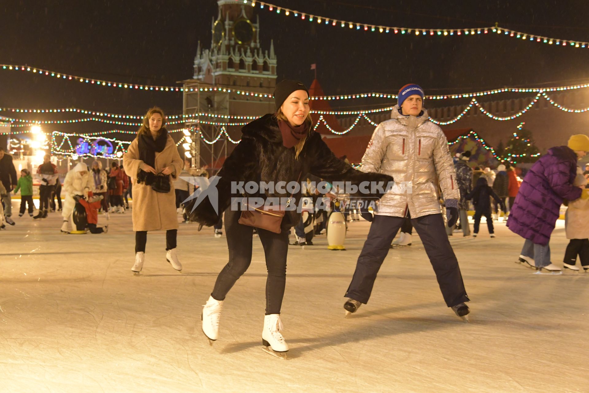 Москва.  Посетители ГУМ-Катка на Красной площади.