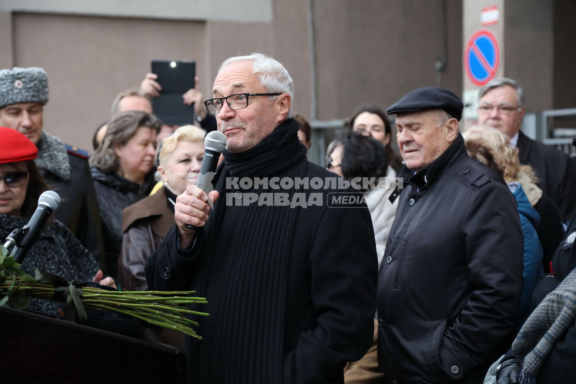 Диск374. Москва. Дом на набережной. Открытие памятной доски в честь актера Алексея Баталова. 2019. На снимке: председатель комиссии Мосгордумы по культуре, режиссер, актер Евгений Герасимов