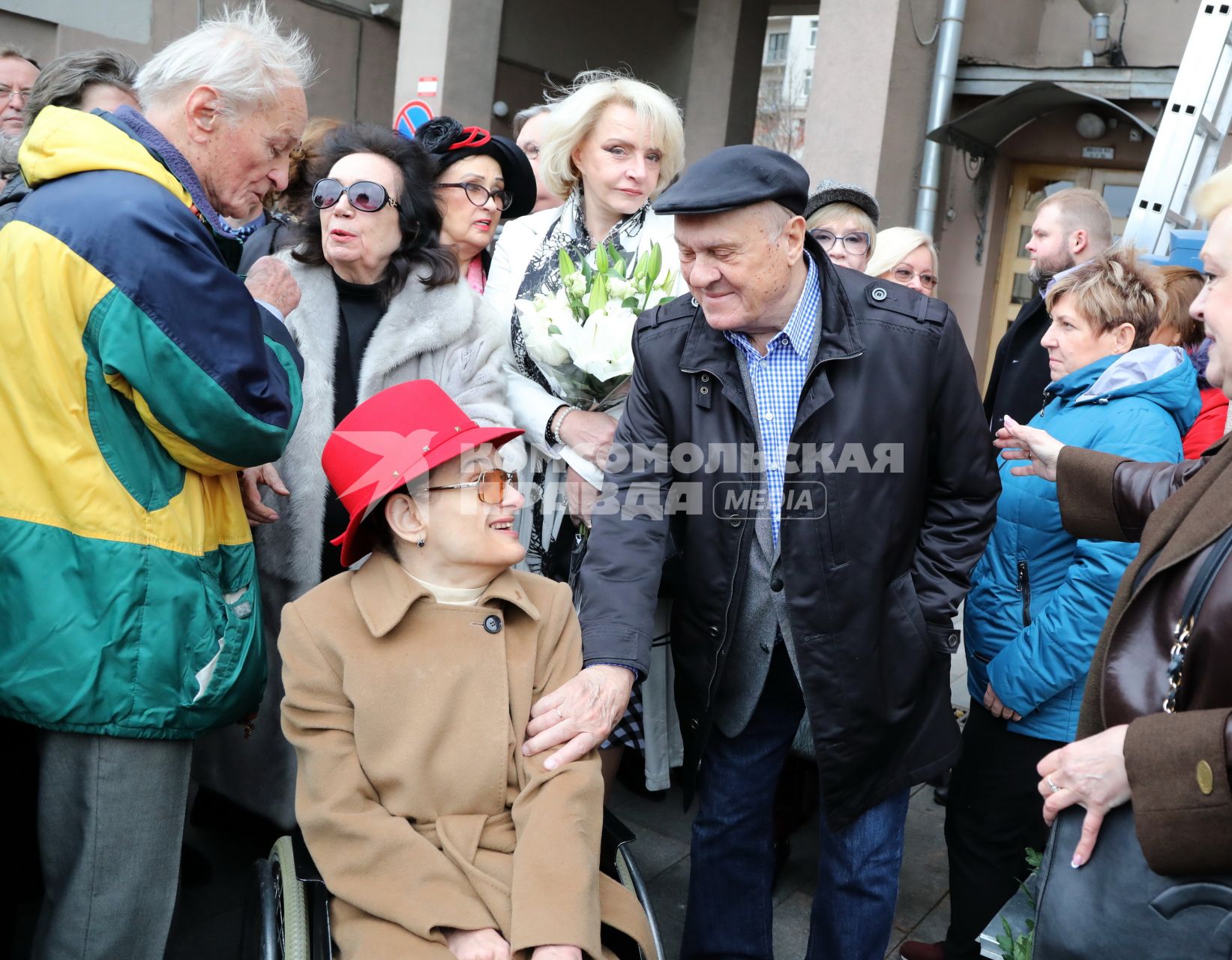 Диск374. Москва. Дом на набережной. Открытие памятной доски в честь актера Алексея Баталова. 2019. На снимке: дочь актера Алексея Баталова Мария и режиссер Владимир Меньшов