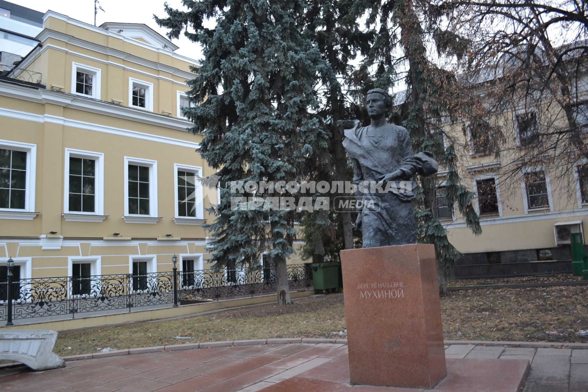 Москва.  Памятник скульптору Вере Мухиной в Пречистенском переулке.