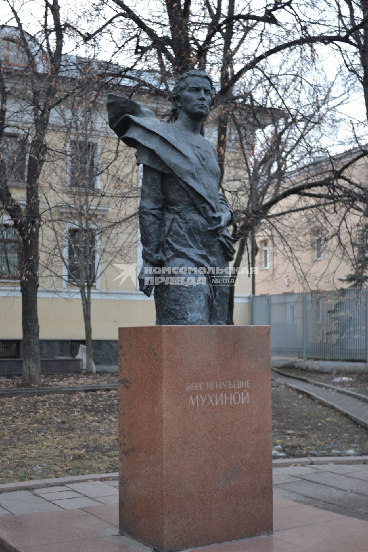 Москва.  Памятник скульптору Вере Мухиной в Пречистенском переулке.