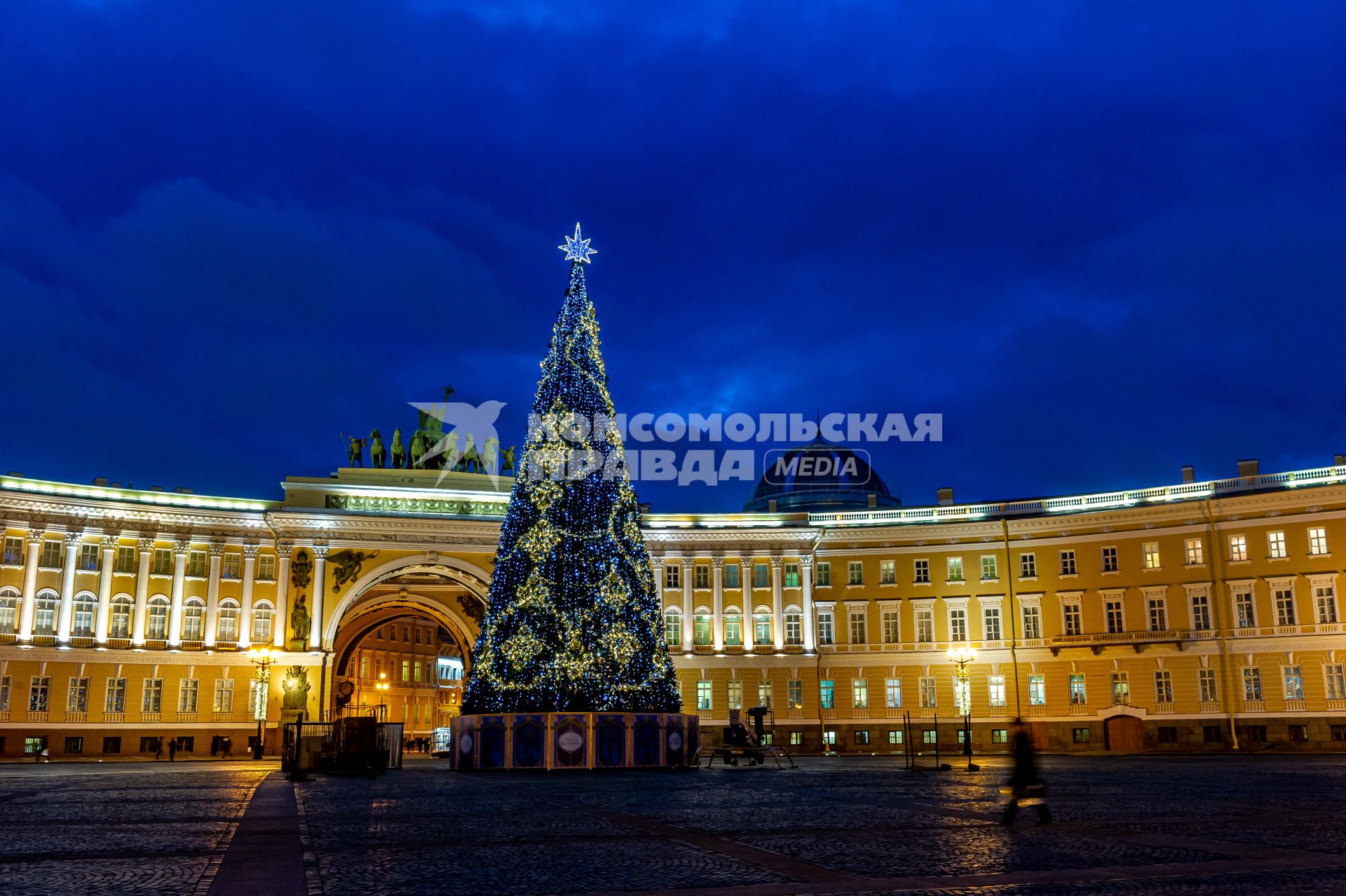 Санкт-Петербург. Новогодняя елка на Дворцовой площади.