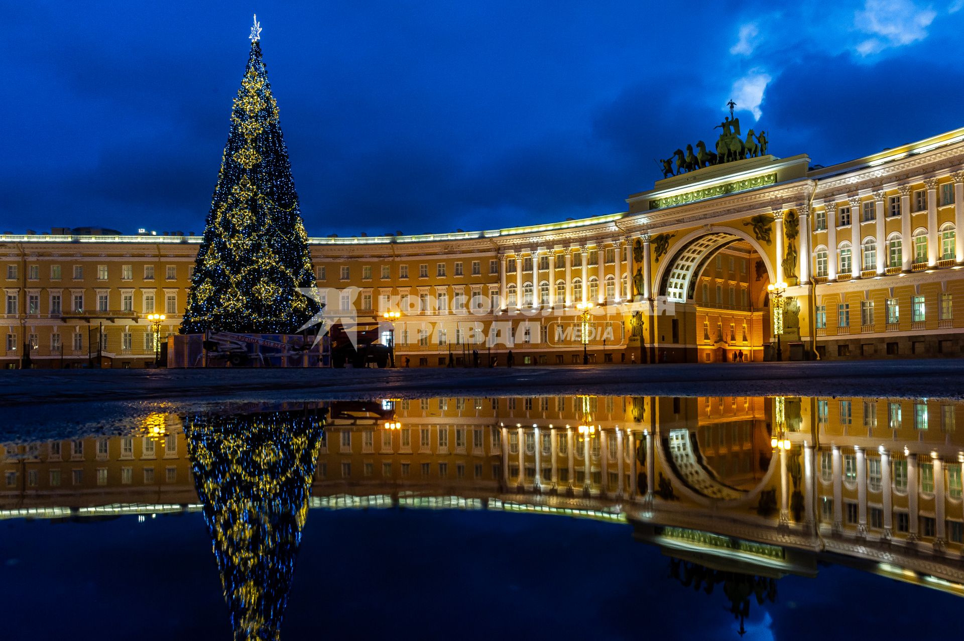 Санкт-Петербург. Новогодняя елка на Дворцовой площади.