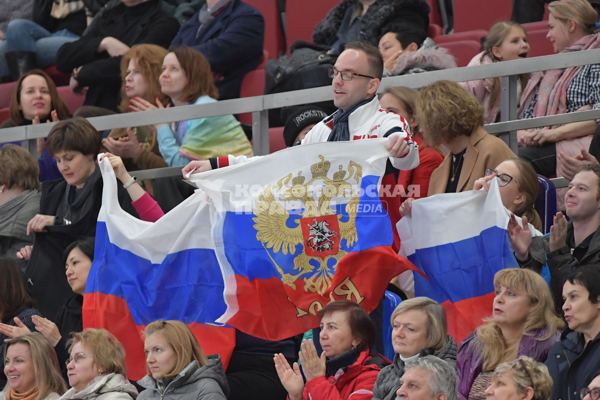 Москва.  Российские болельщики во время выступления в короткой программе мужского одиночного катания в рамках Гран-при по фигурному катанию `Кубок Ростелеком` во дворце спорта `Мегаспорт`.