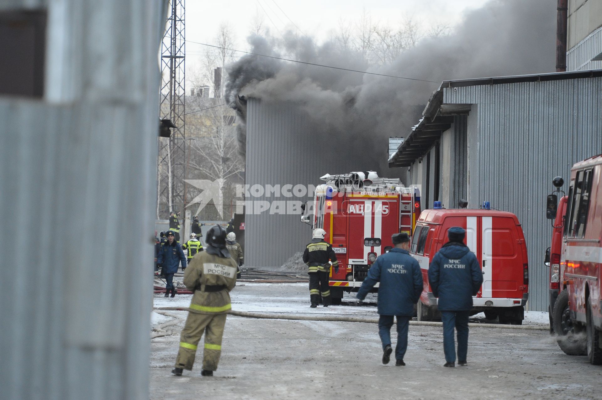 Екатеринбург. Пожар на Уральском заводе лакокрасочных изделий.