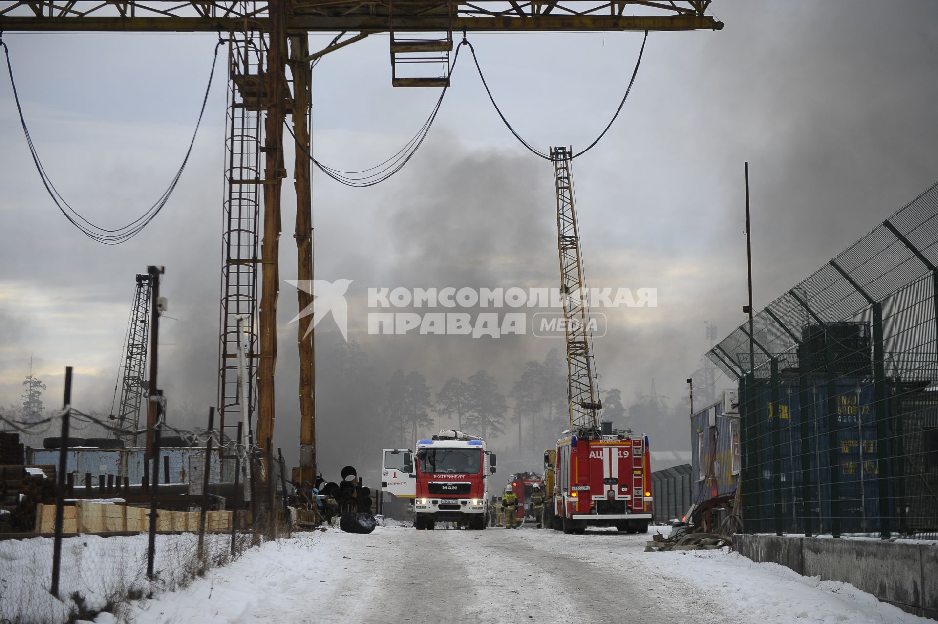 Екатеринбург. Пожар на Уральском заводе лакокрасочных изделий.