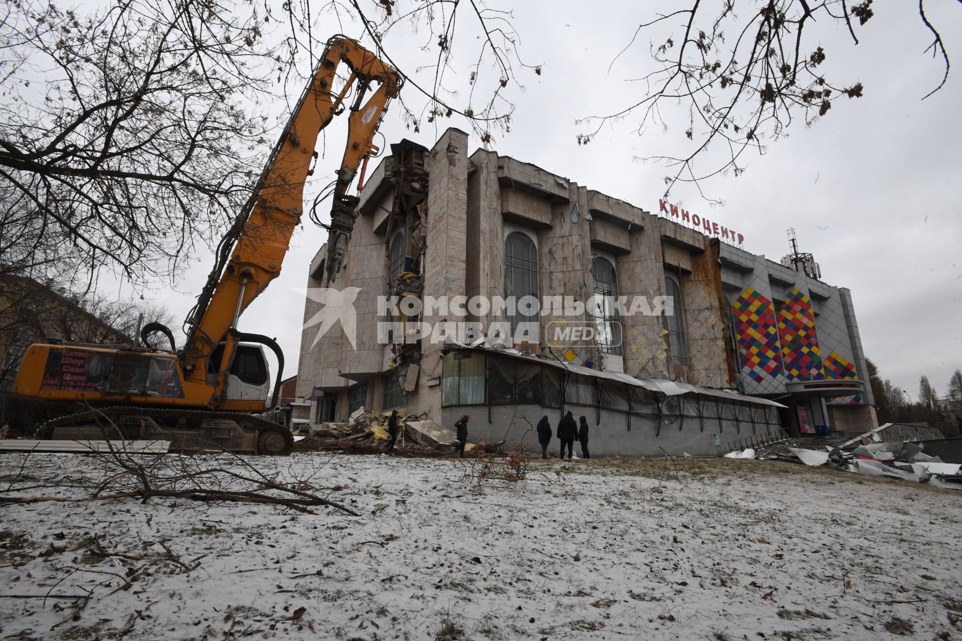 Москва. Снос киноцентра `Соловей`на Красной Пресне.