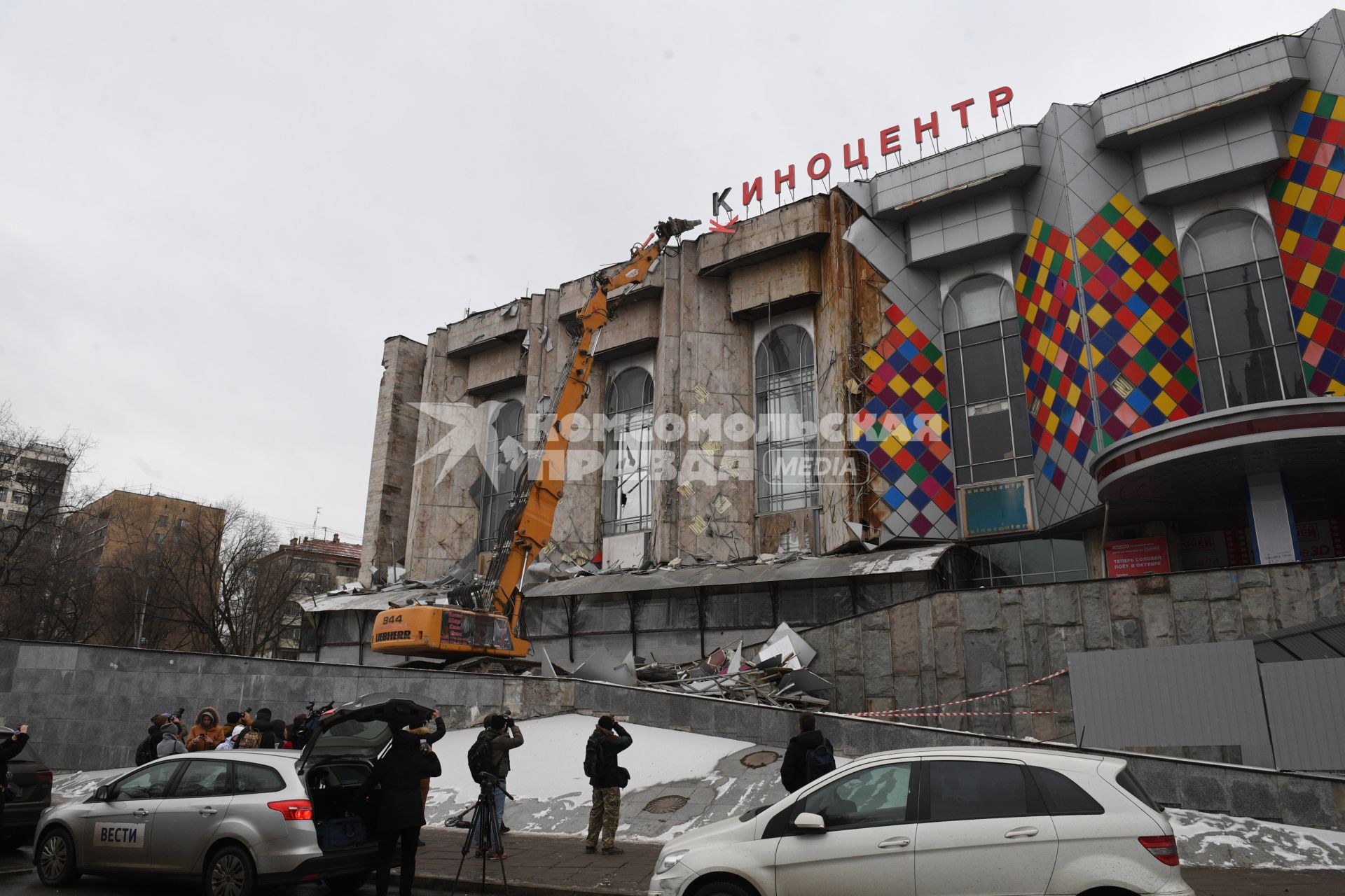 Москва. Снос киноцентра `Соловей`на Красной Пресне.