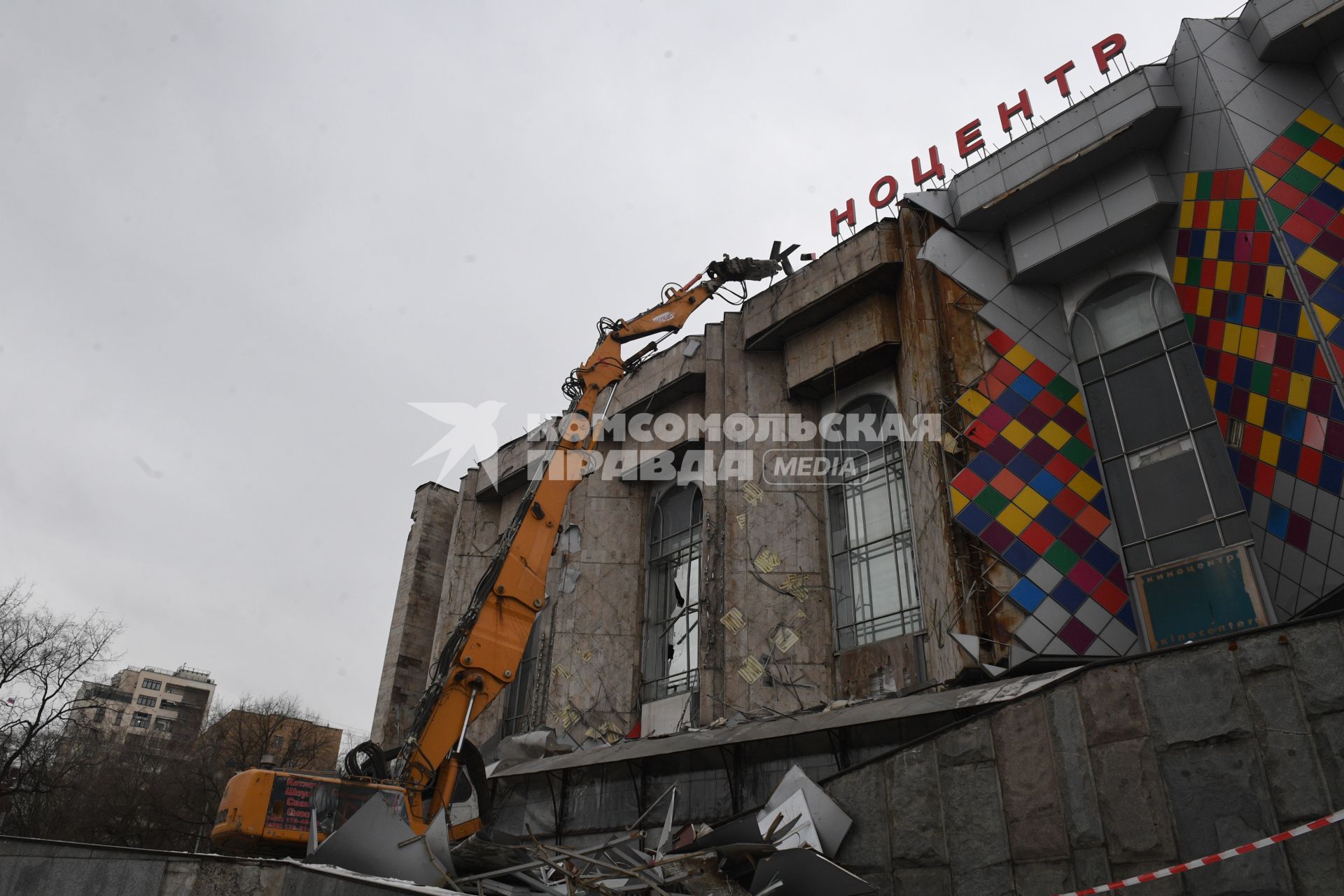 Москва. Снос киноцентра `Соловей`на Красной Пресне.