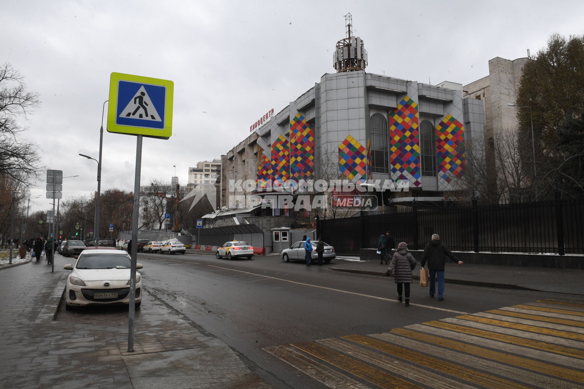 Москва. Вид на киноцентр  `Соловей`на Красной Пресне.