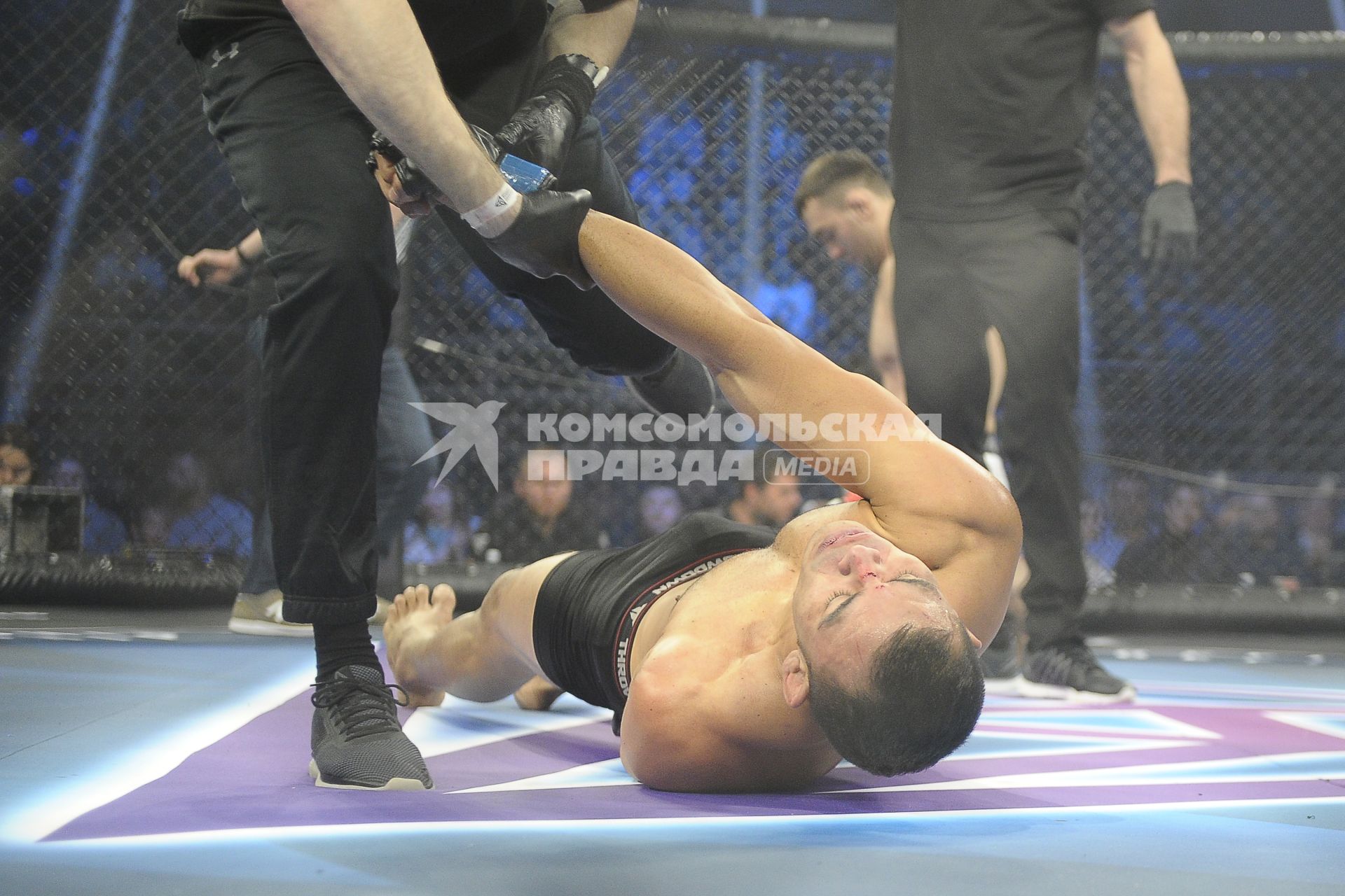 Екатеринбург. Турнир по боям без правил Russian Cagefighting Championship RCC7. Сергей Мартынов (Россия) (красные перчтки) - Тьяго Варежао Ласерда (Бразилия) (синие перчатки)