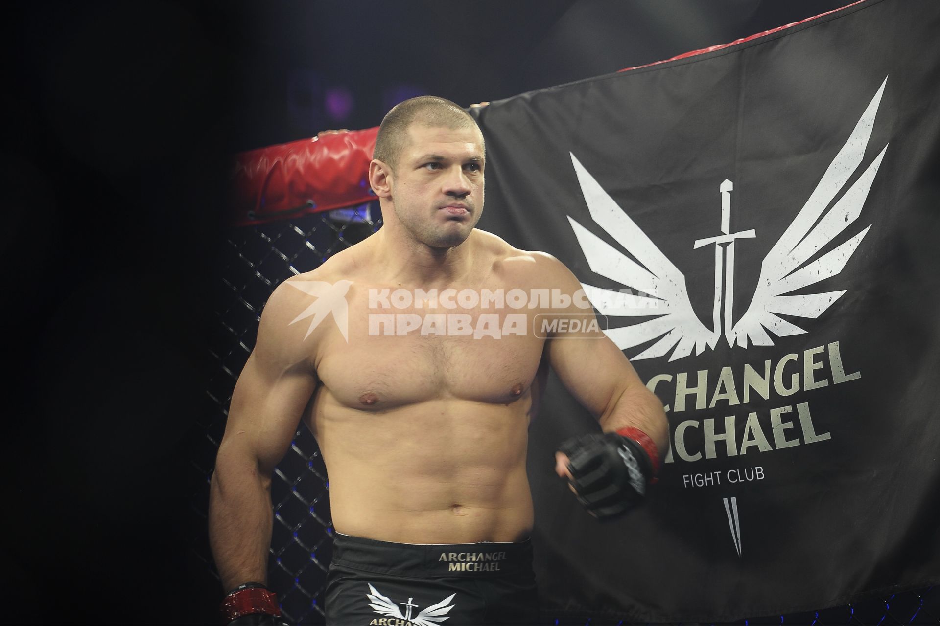 Екатеринбург. Турнир по боям без правил Russian Cagefighting Championship RCC7. Иван Штырков (Россия) (красные перчтки) перед боем с Ясубей Энумото (Швейцария) (синие перчатки)