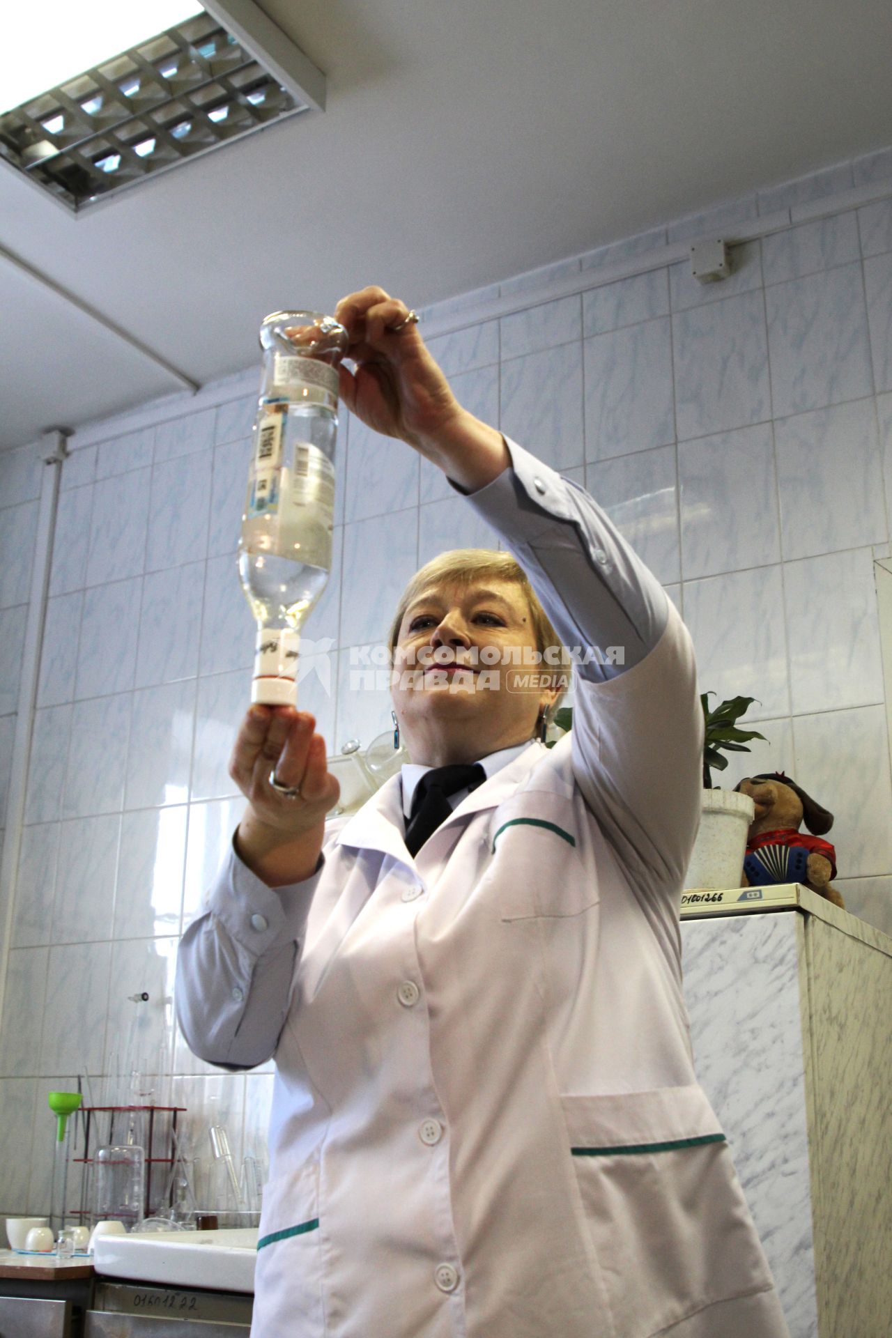 Иркутск.  Контроль качества алкогольной продукции в лаборатории.