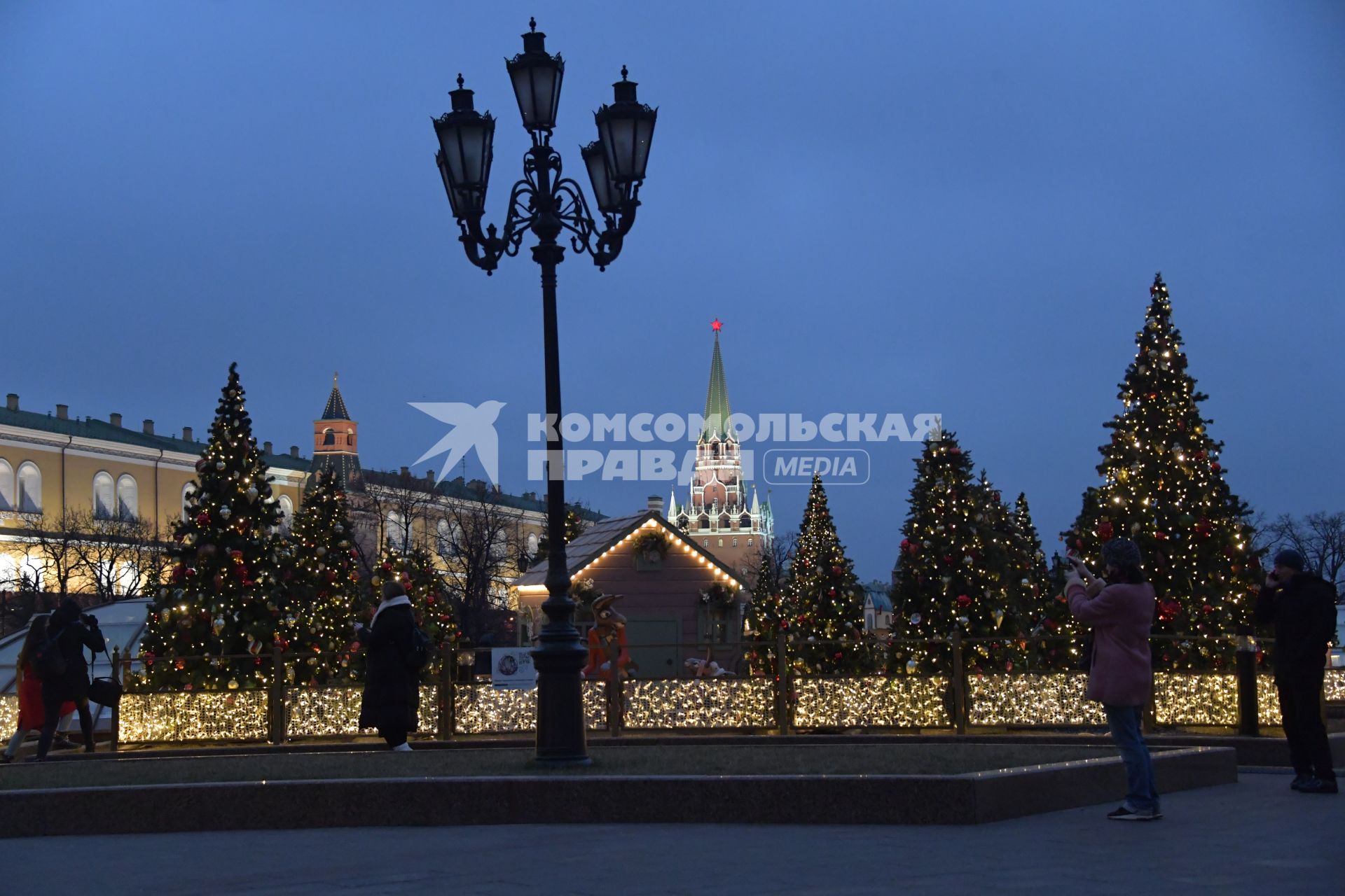 Москва.  Фестиваль `Путешествие в Рождество` на Манежной площади.