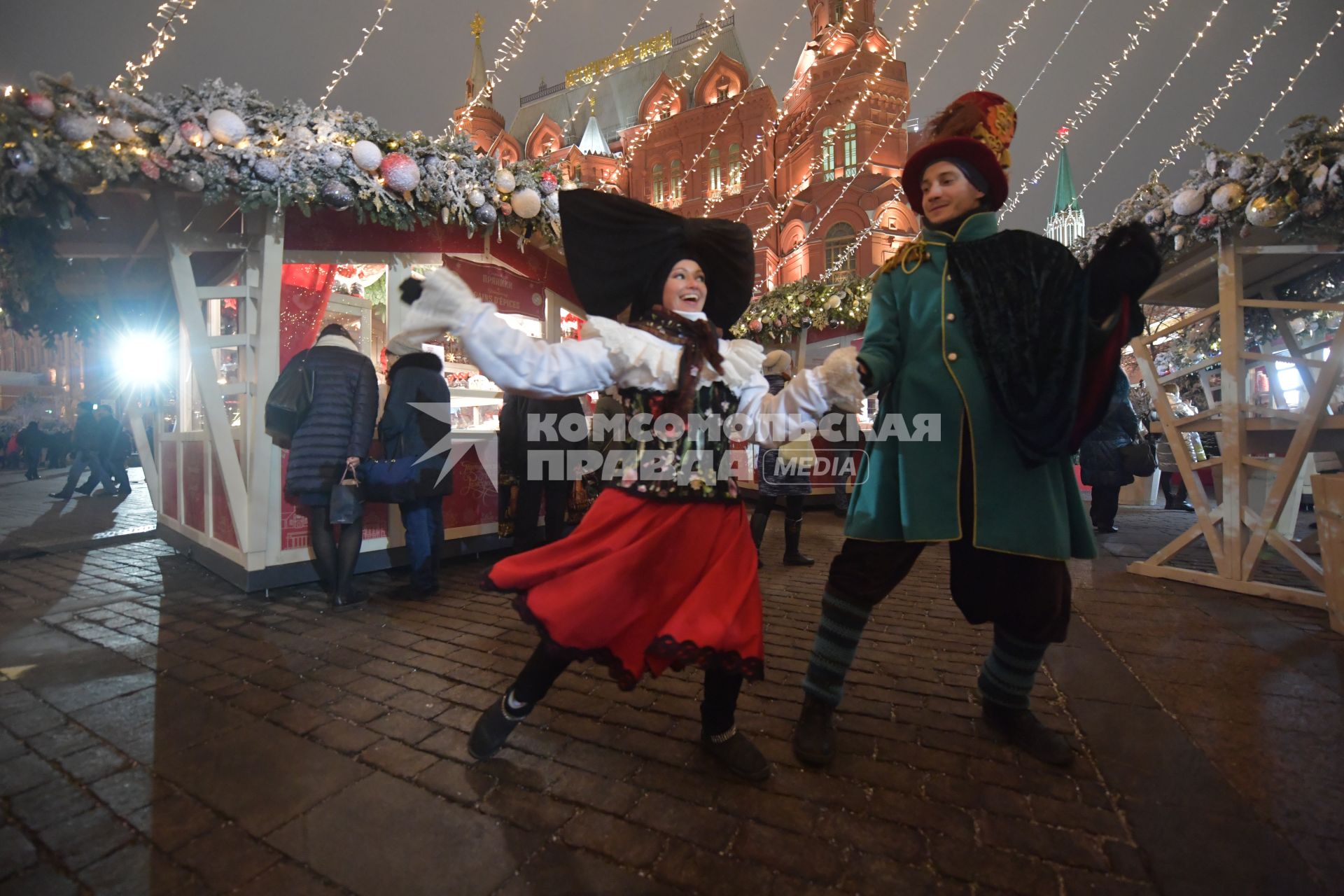 Москва.  Фестиваль `Путешествие в Рождество` на Манежной площади.