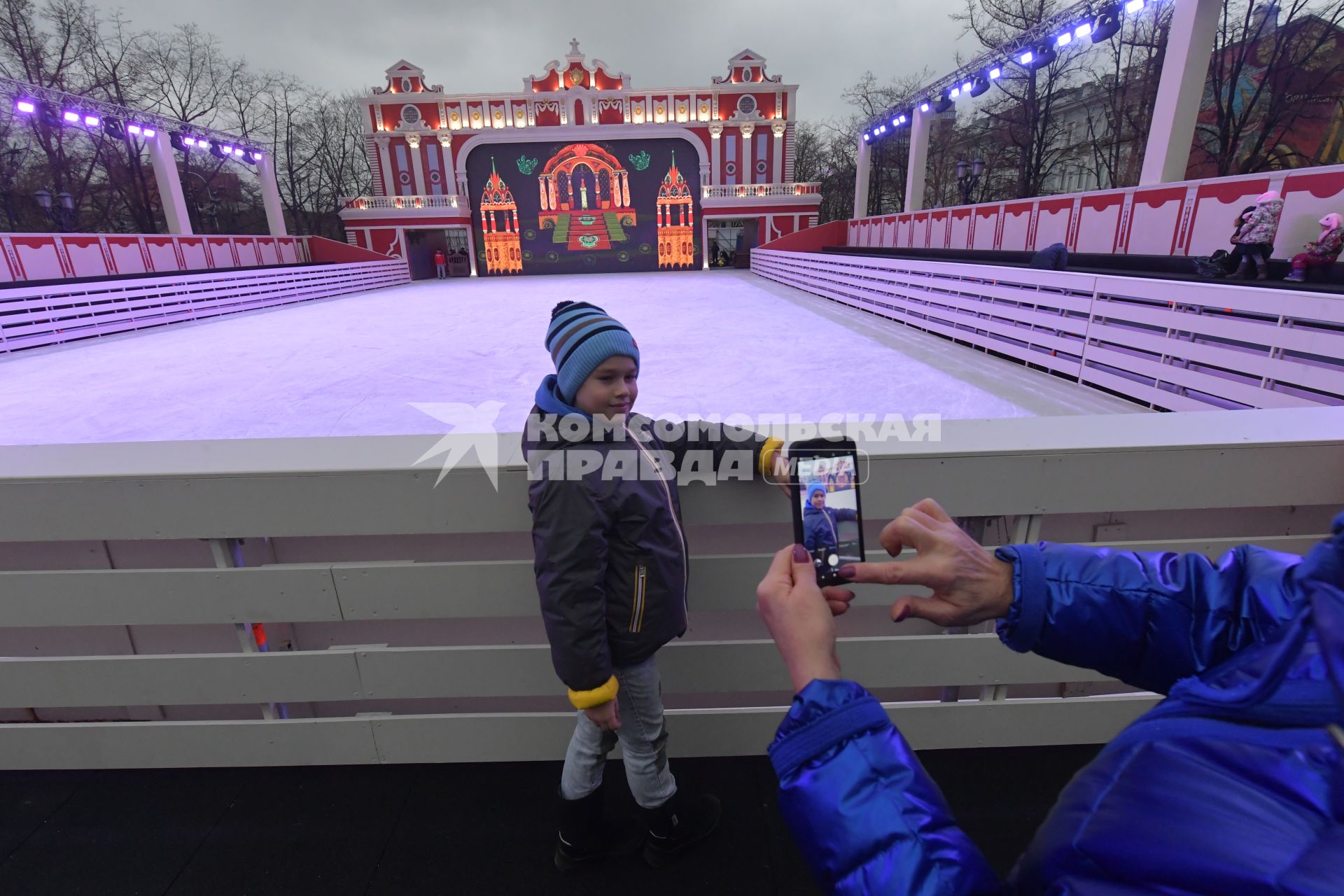 Москва. Подготовка катка для фестиваля `Путешествие в Рождество`.