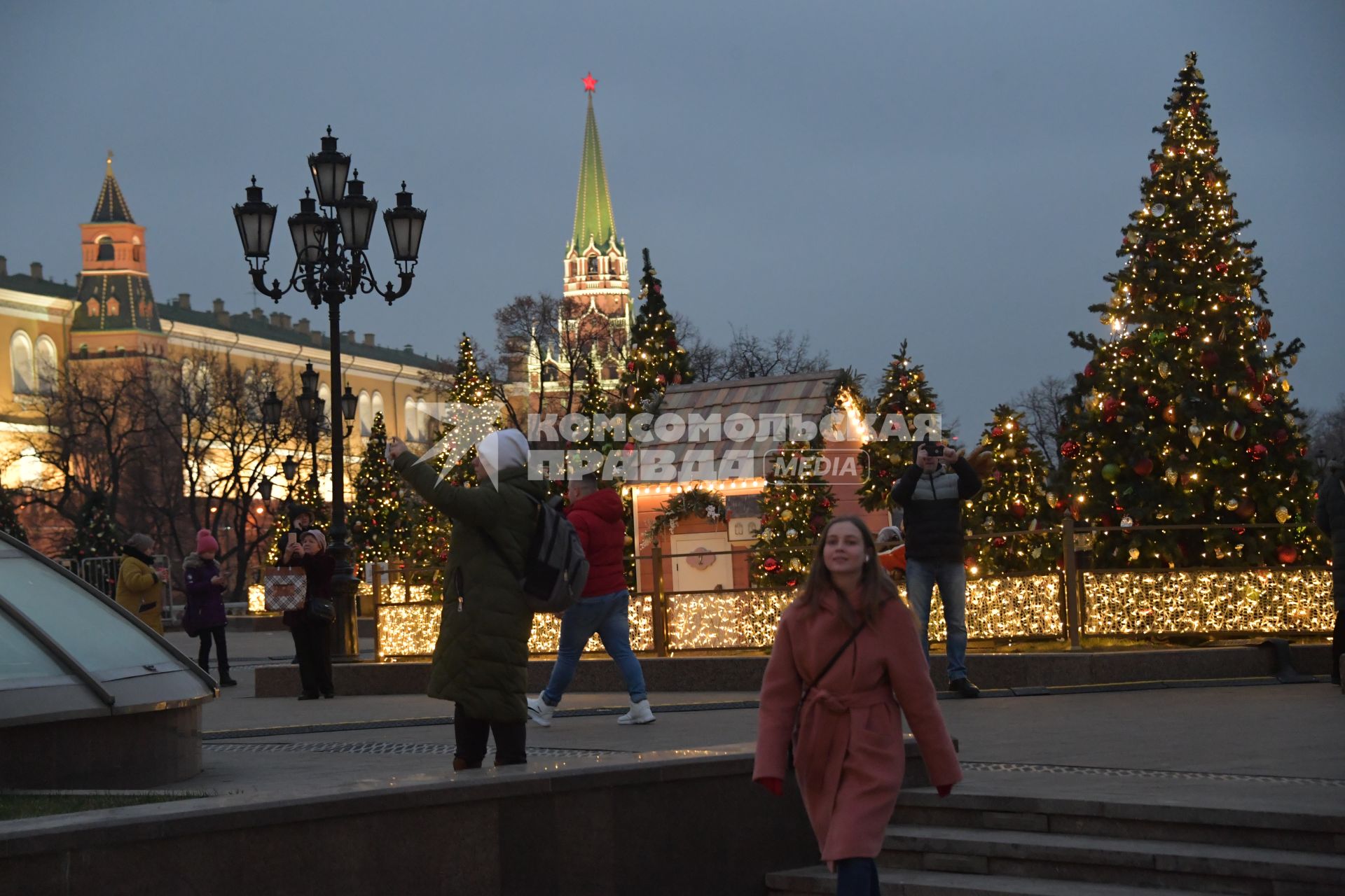 Москва.  Фестиваль `Путешествие в Рождество` на Манежной площади.