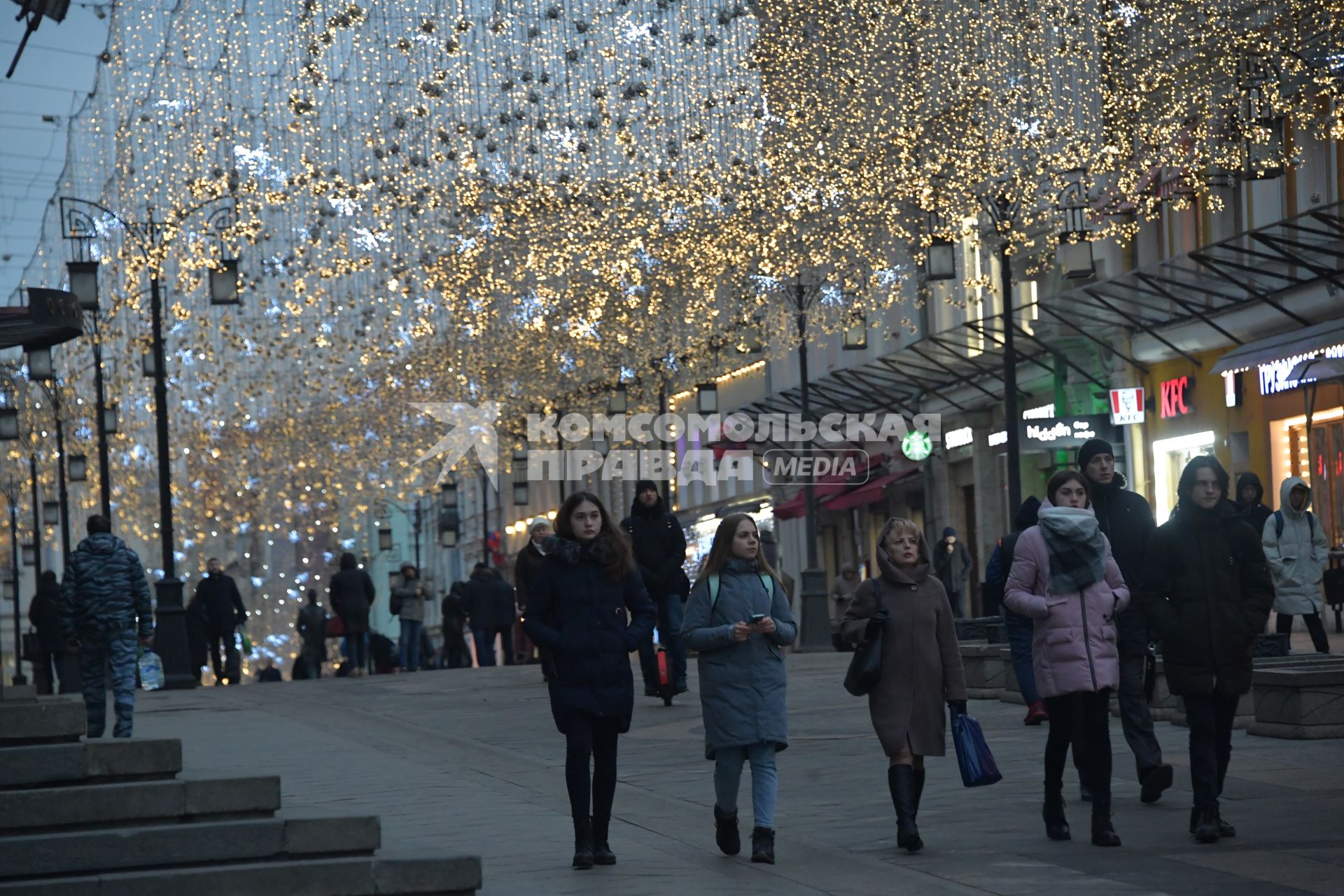 Москва. Новогодние украшения на Никольской улице.