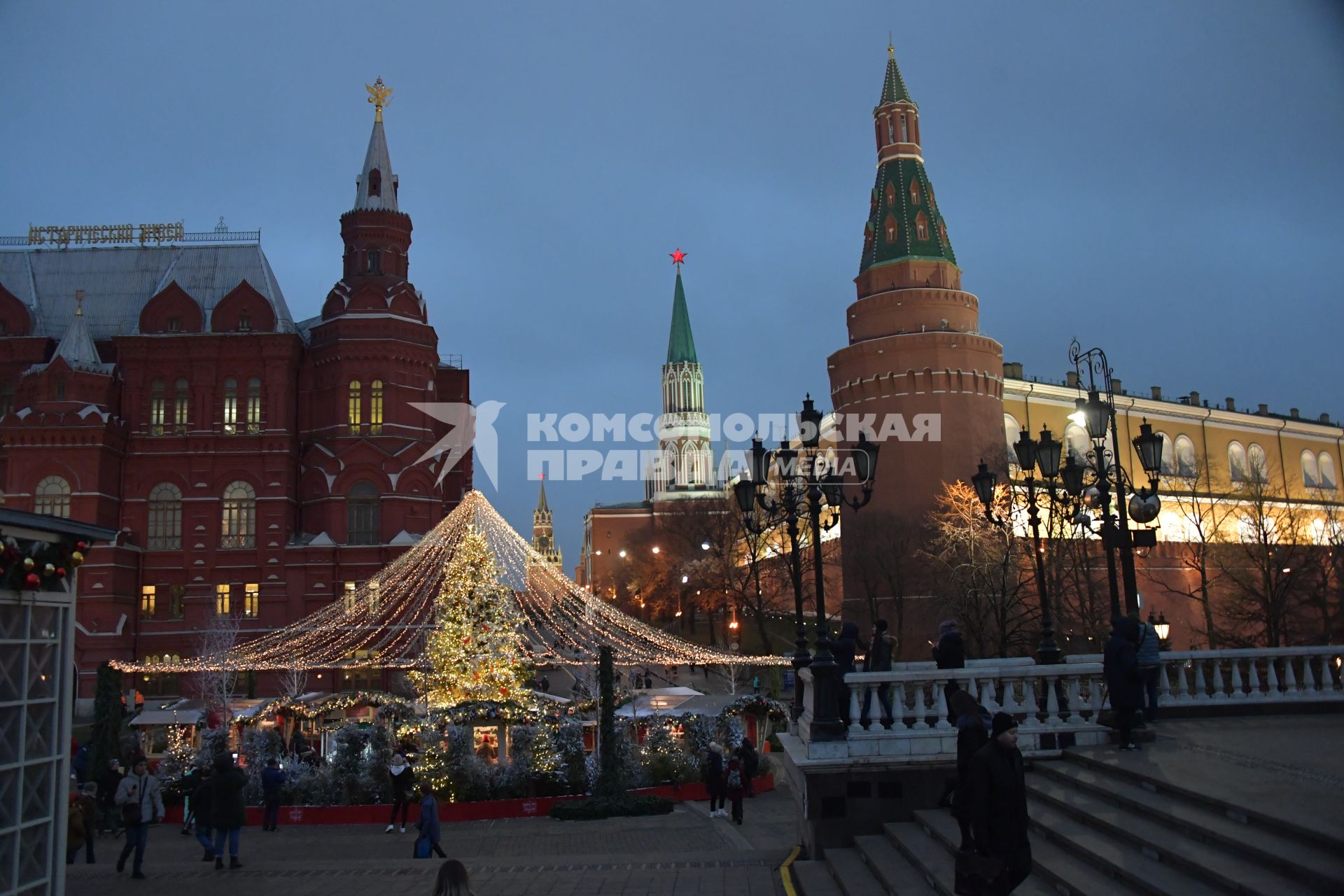 Москва.  Фестиваль `Путешествие в Рождество` на Манежной площади.