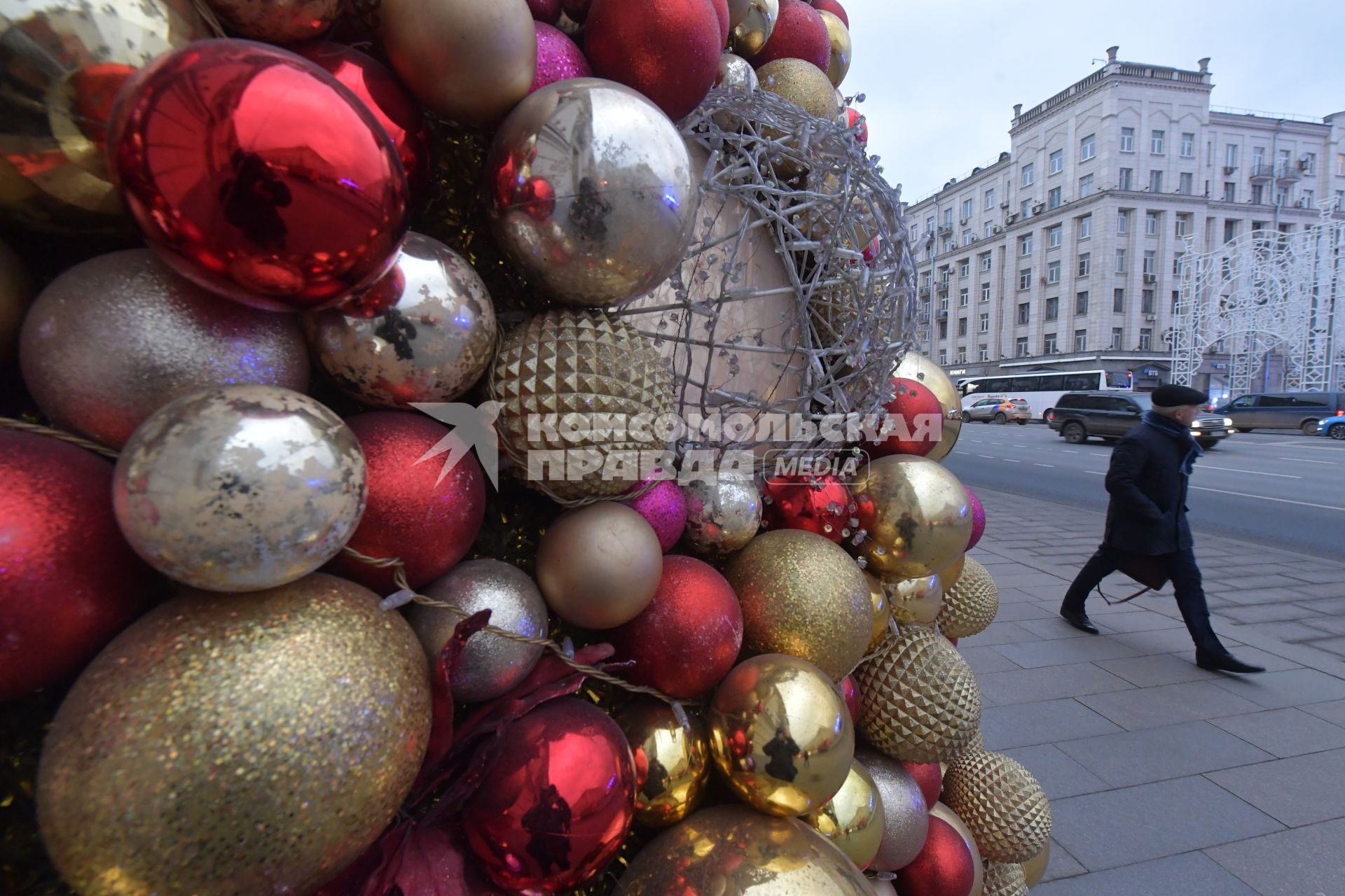 Москва. Новогоднее украшение Тверской улицы.